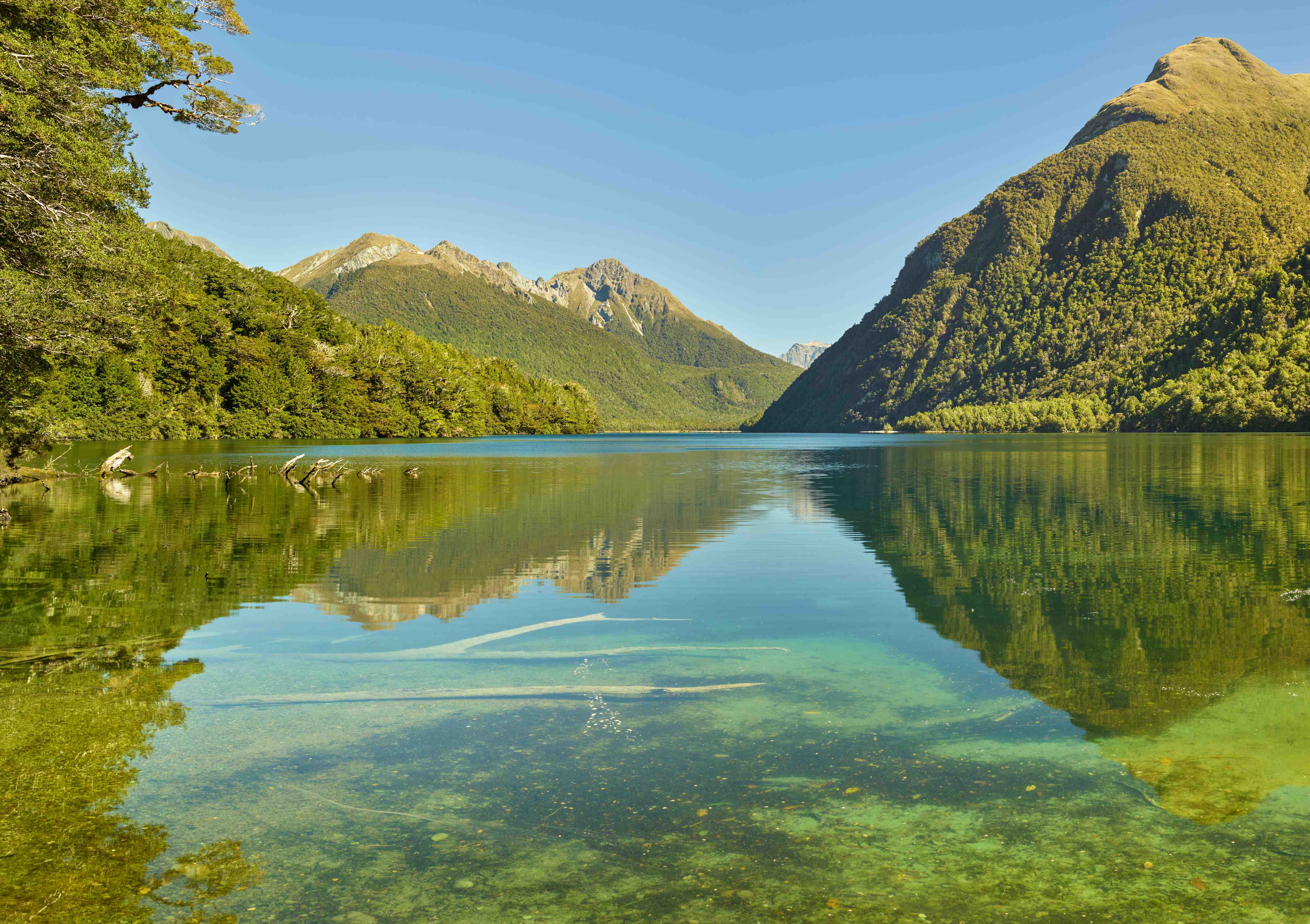 Wandverkleidung Bad-Idyllischer Bergsee mit grünen Ufern
