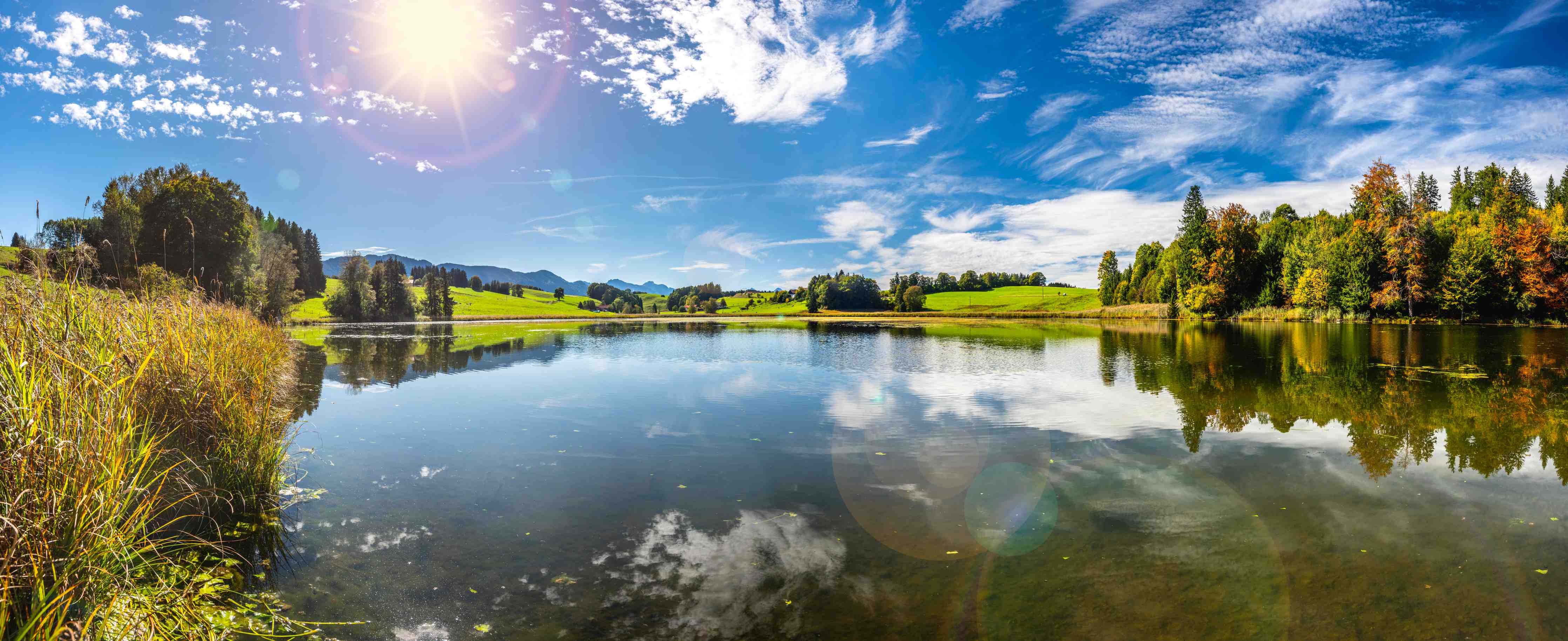 Wandverkleidung Bad-Idyllischer Fluss bei Sonnenschein mit Blauem Himmel