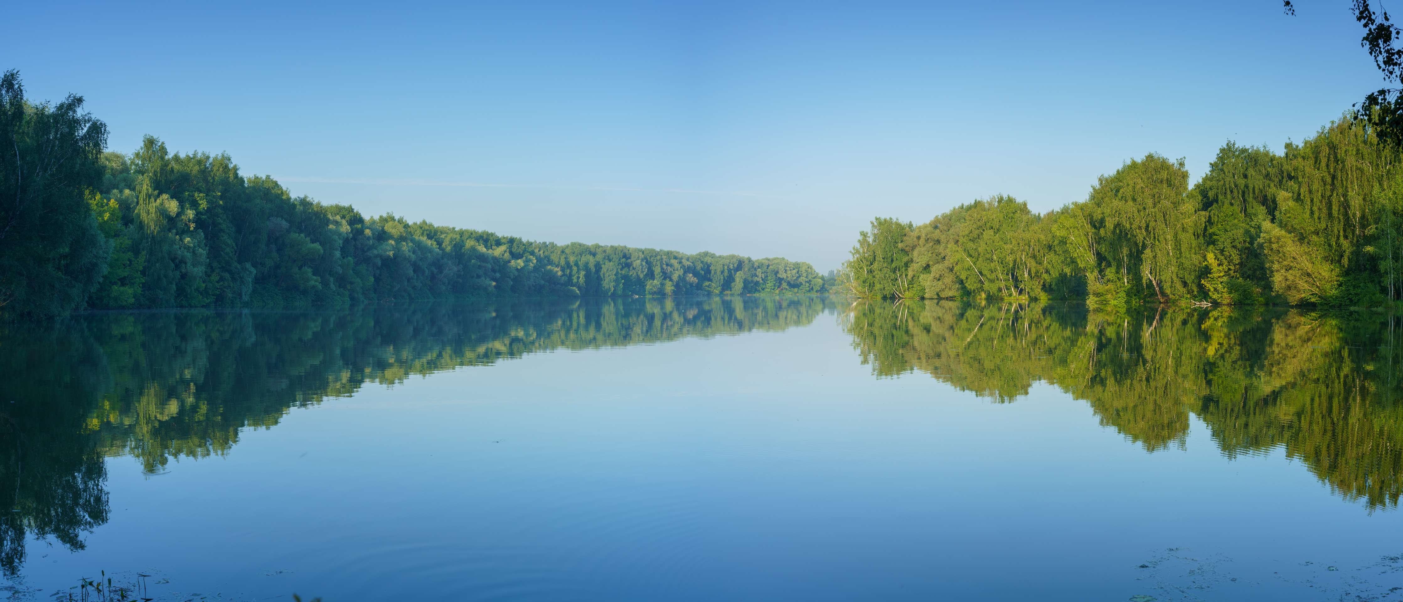 Wandverkleidung Bad-Idyllischer Fluss mit grünen Ufern