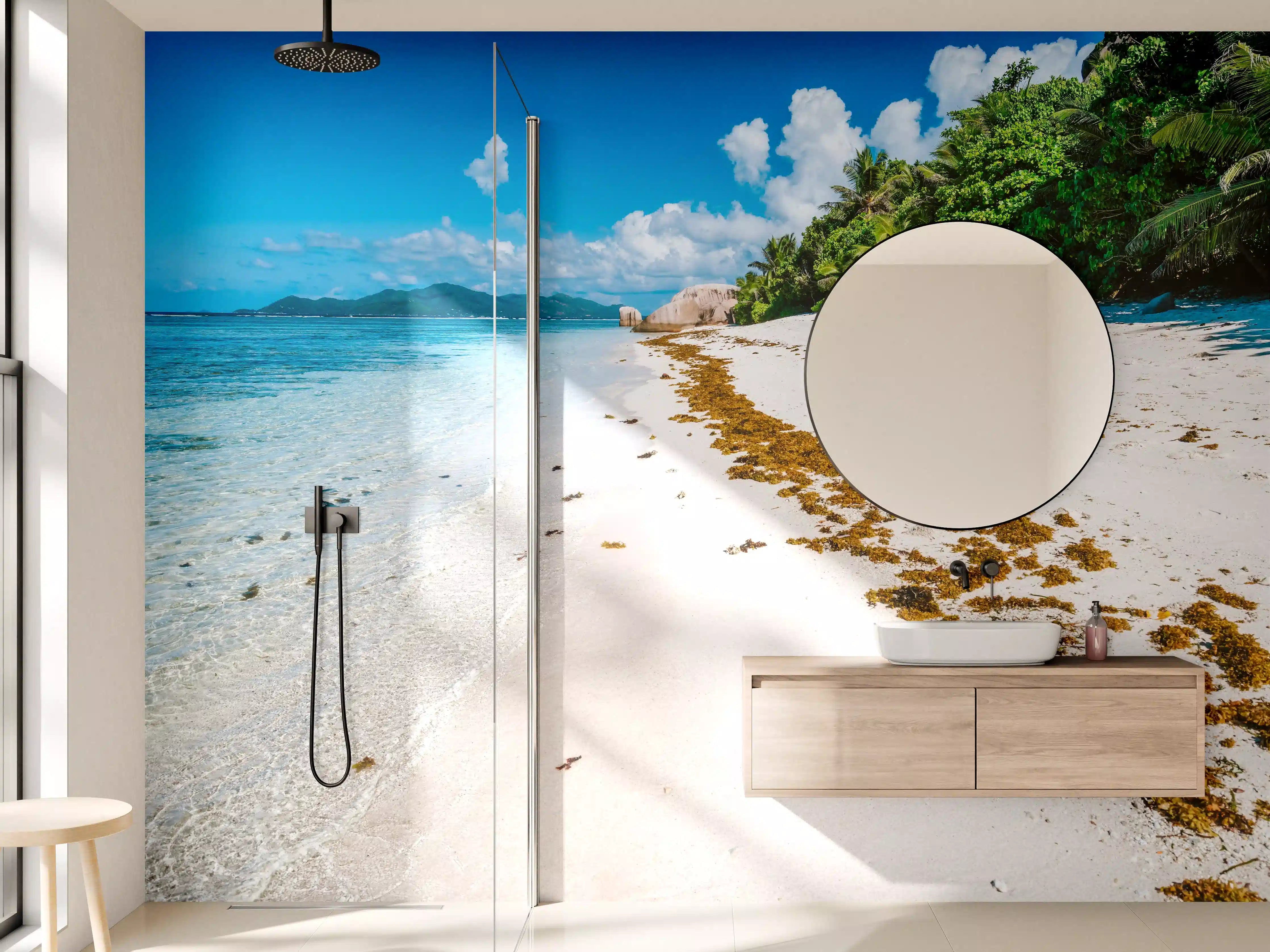 Wandverkleidung Bad - Idyllischer Strand mit klarer Meeresbrise