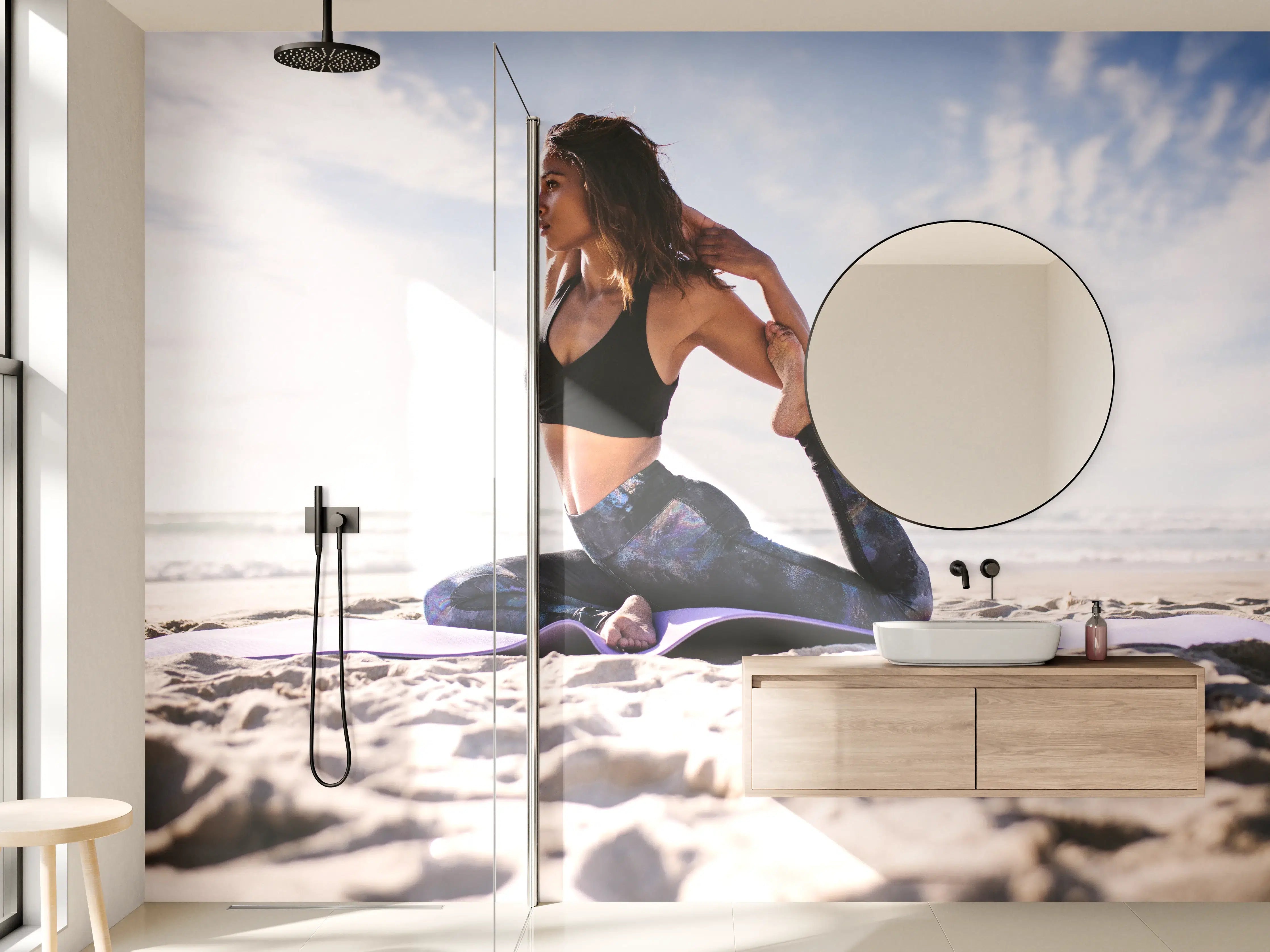 Wandverkleidung Bad - Junges Mädchen in King Pigeon Yoga Pose am Strand