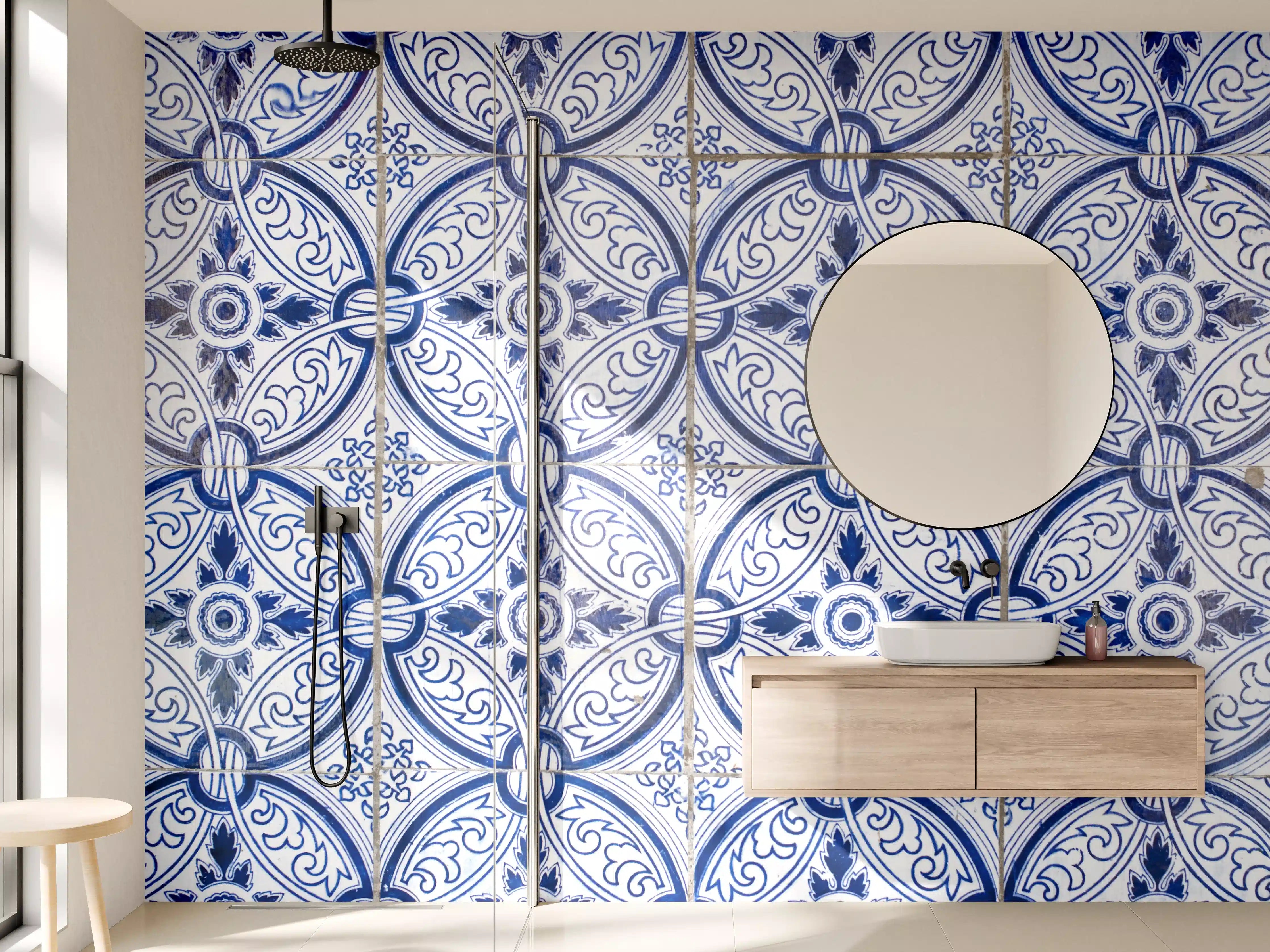 Wandverkleidung Bad - Klassische Azulejo-Fliesenmuster in Blau-Weiß