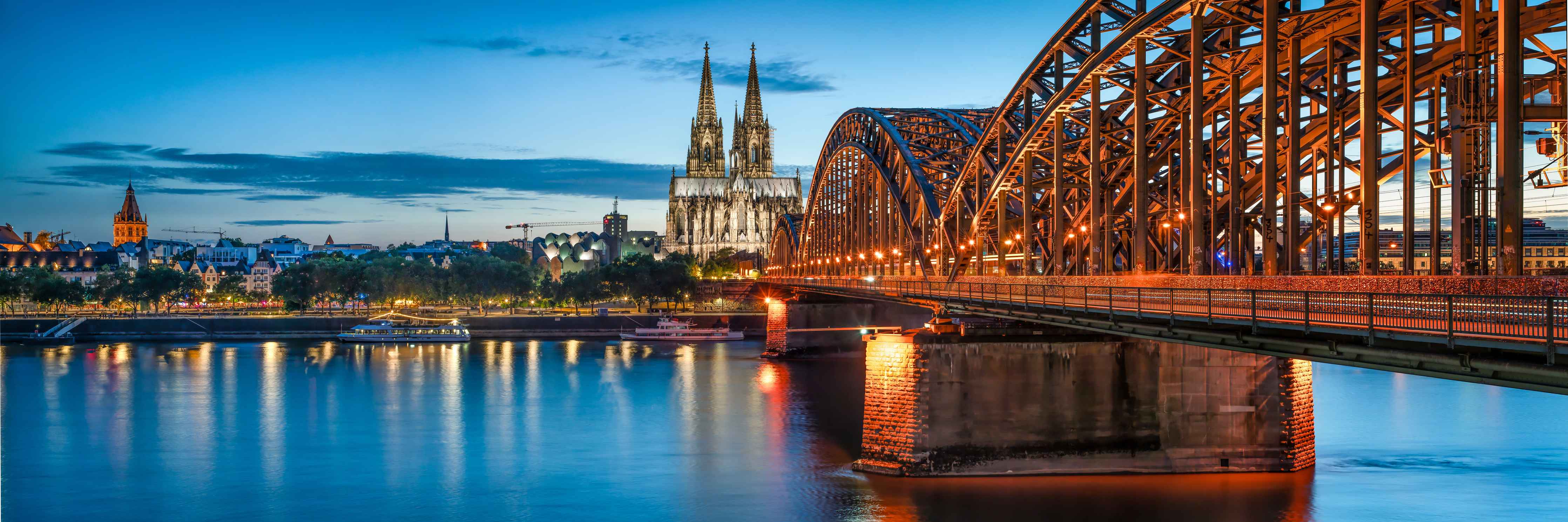 Wandverkleidung Bad-Kölner Dom und Hohenzollernbrücke bei Nacht