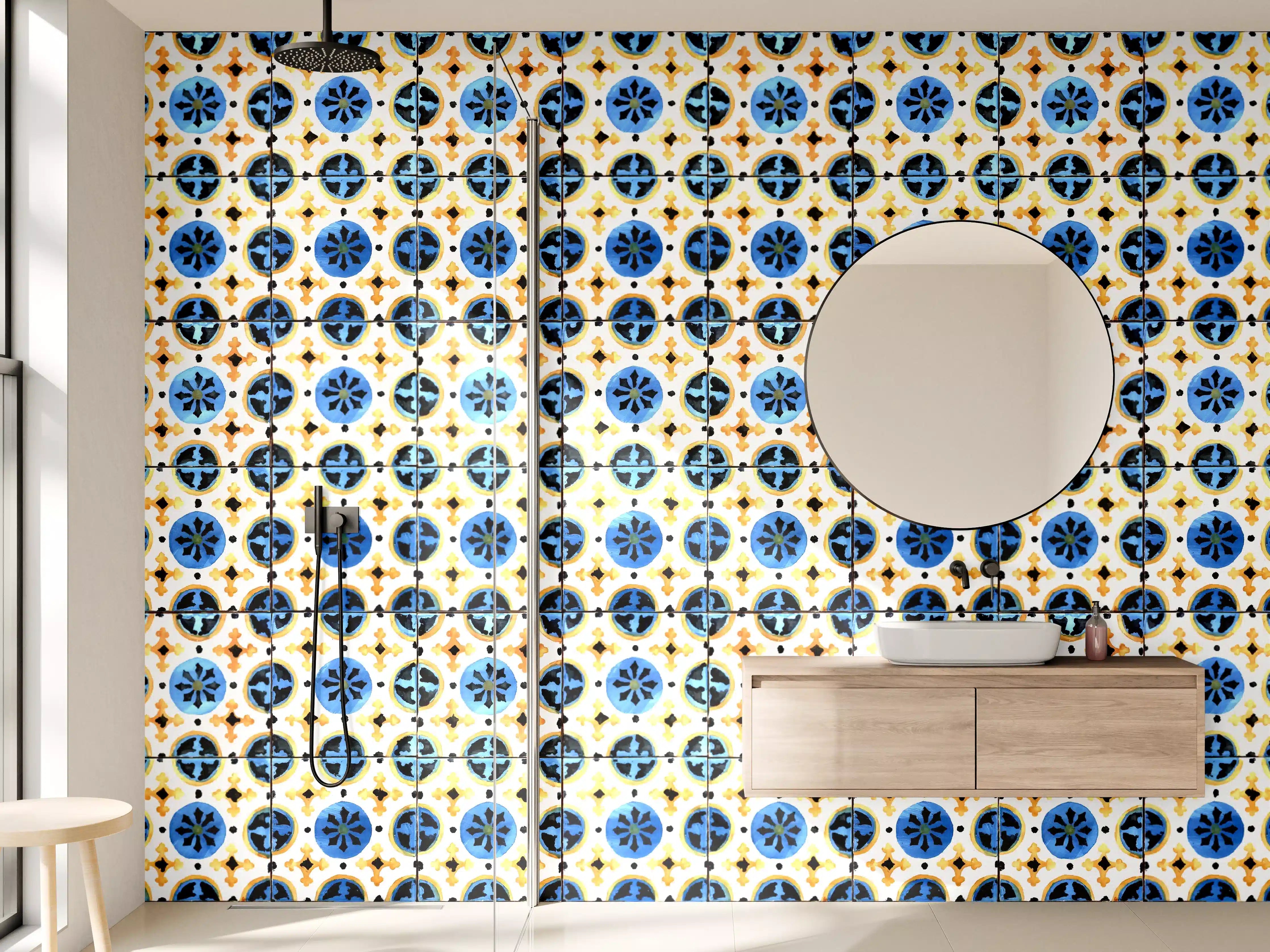 Wandverkleidung Bad - Künstlerisch-mosaikartige Fliesen mit blauen Akzenten