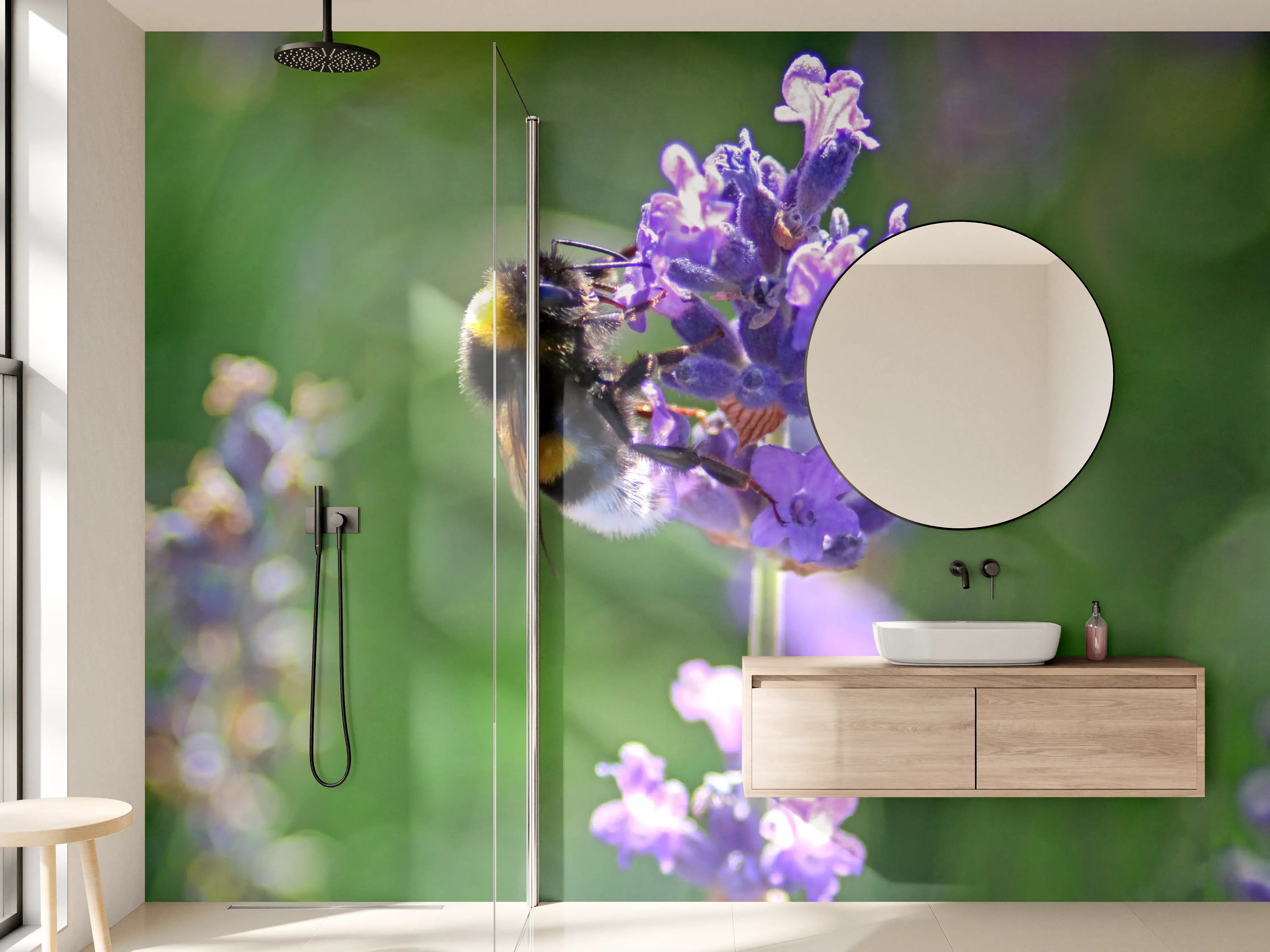 Wandverkleidung Bad - Lavendelblüten mit Hummeln