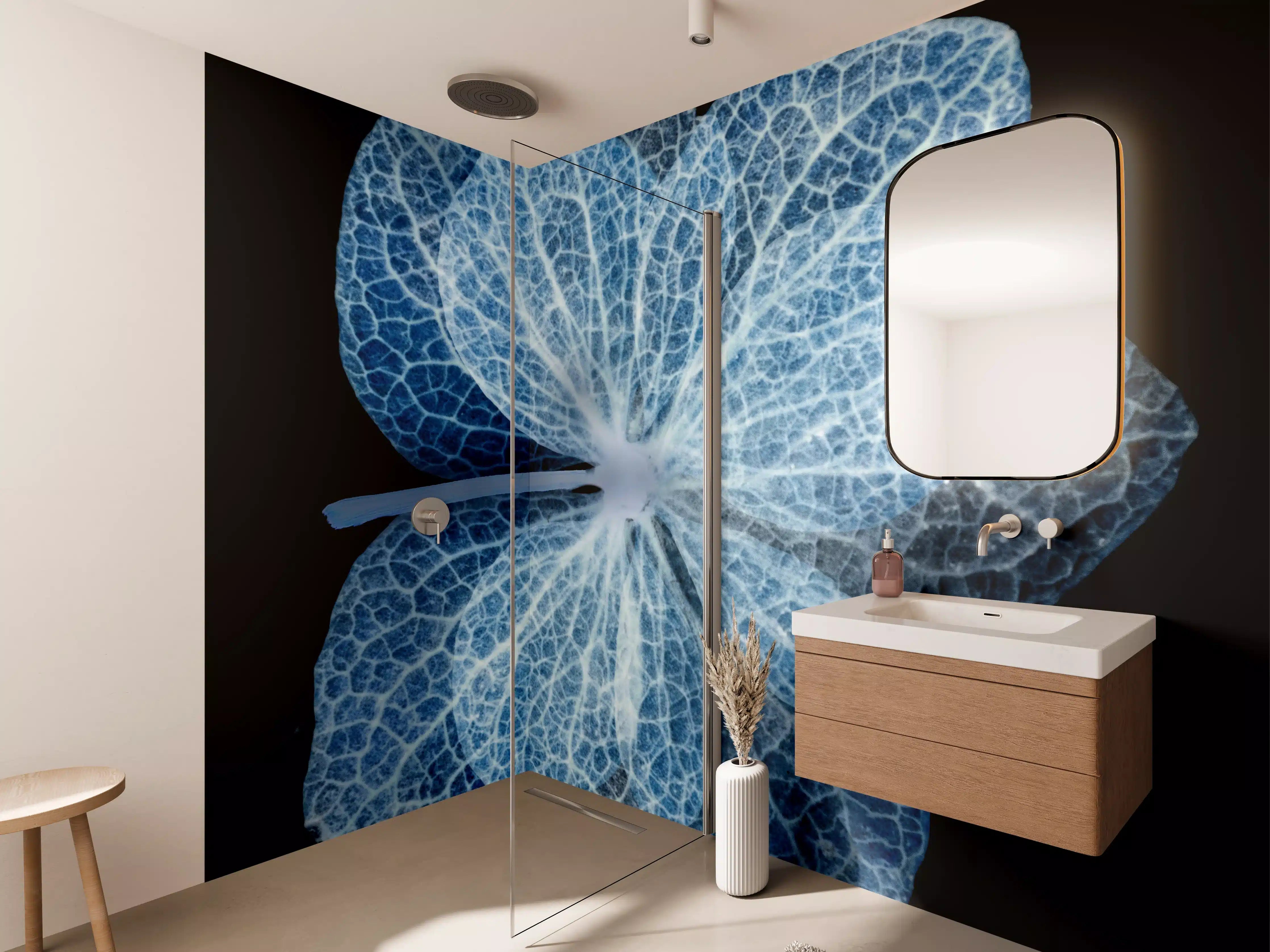 Wandverkleidung Bad - Leuchtendes Blumenmuster in Blau