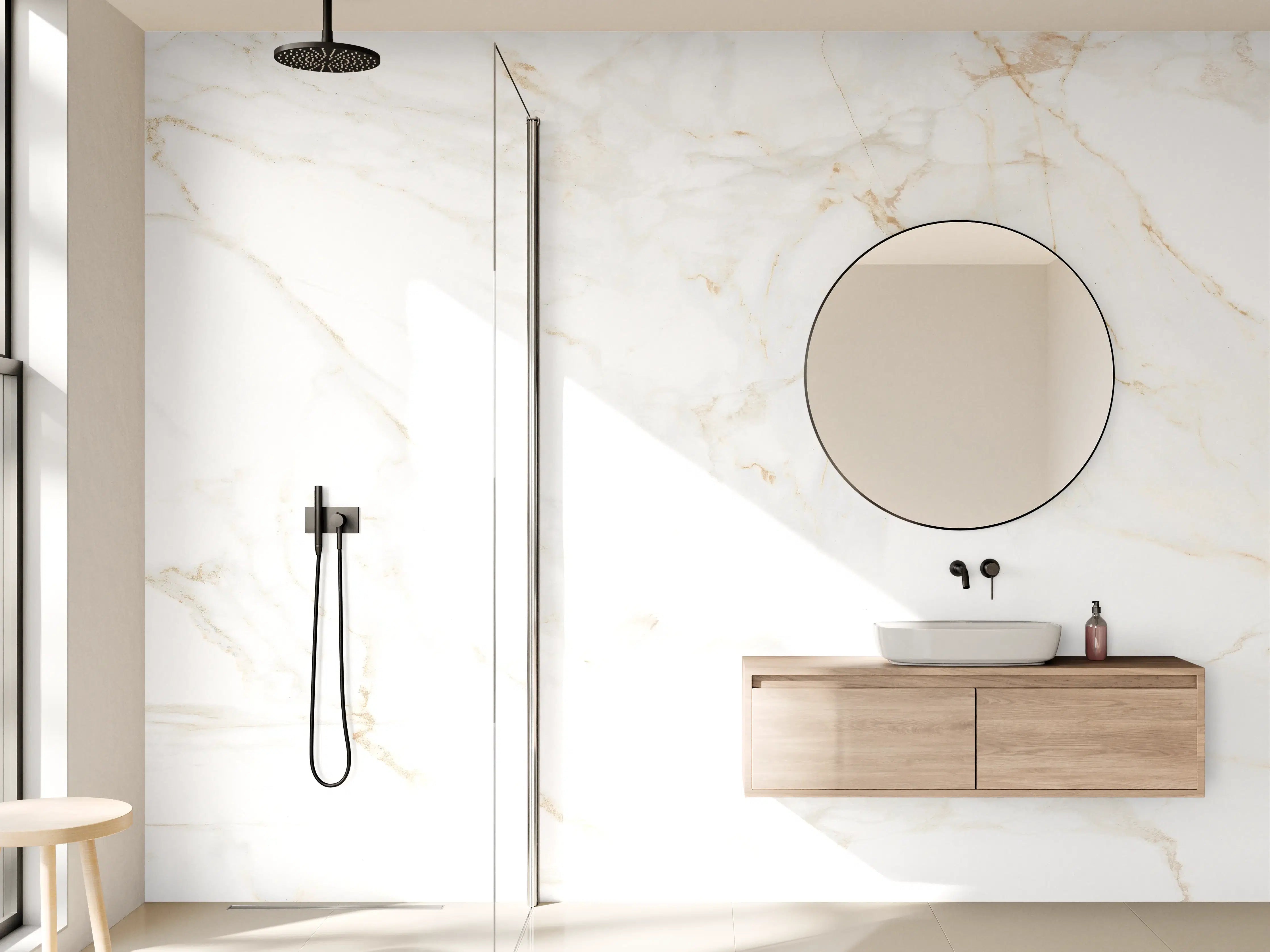 Wandverkleidung Bad - Luxuriöse Marmor-Textur in Cremeweiß mit goldenen Akzenten