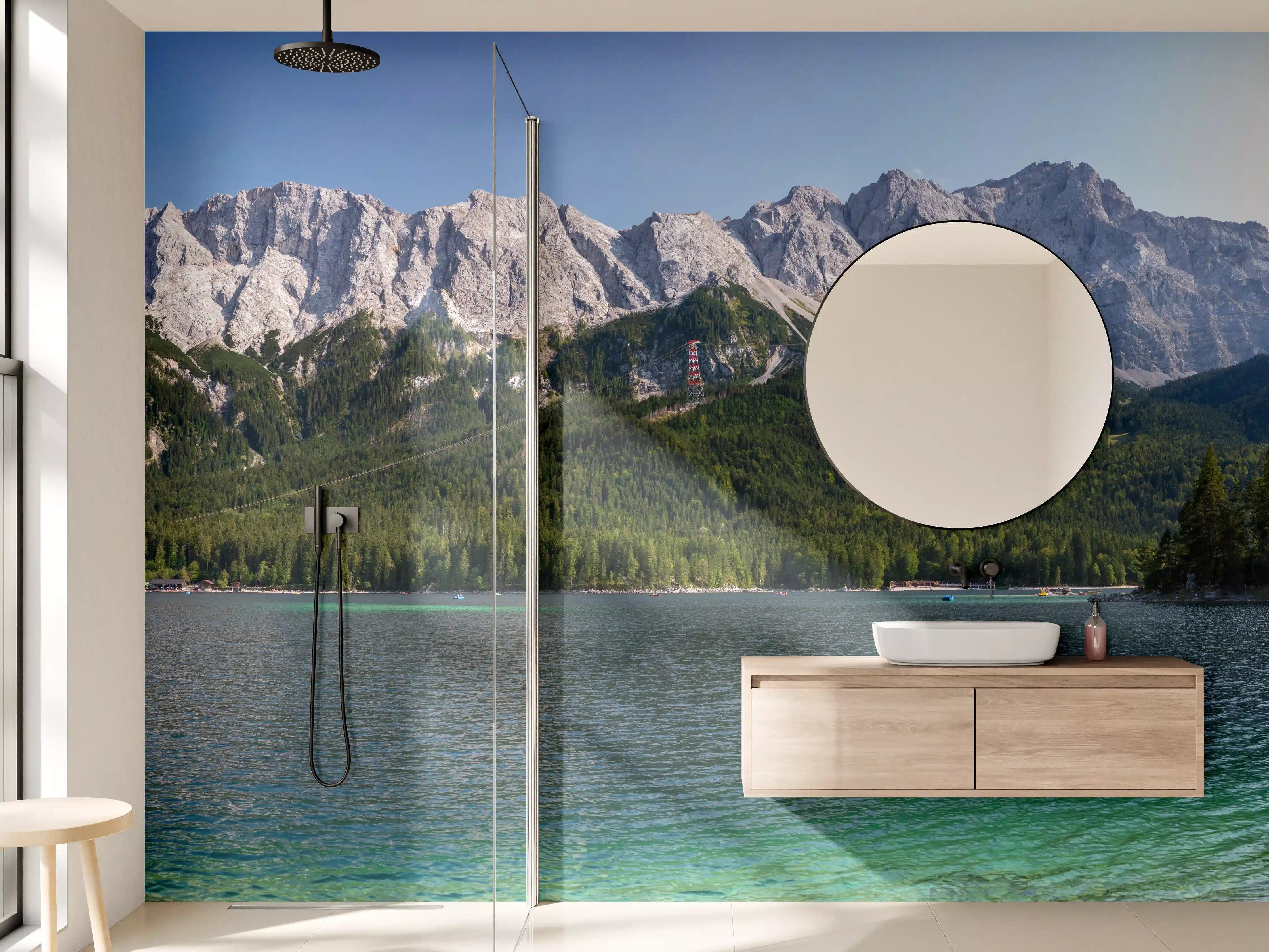Wandverkleidung Bad - Majestätische Berge mit grünem Wald und See