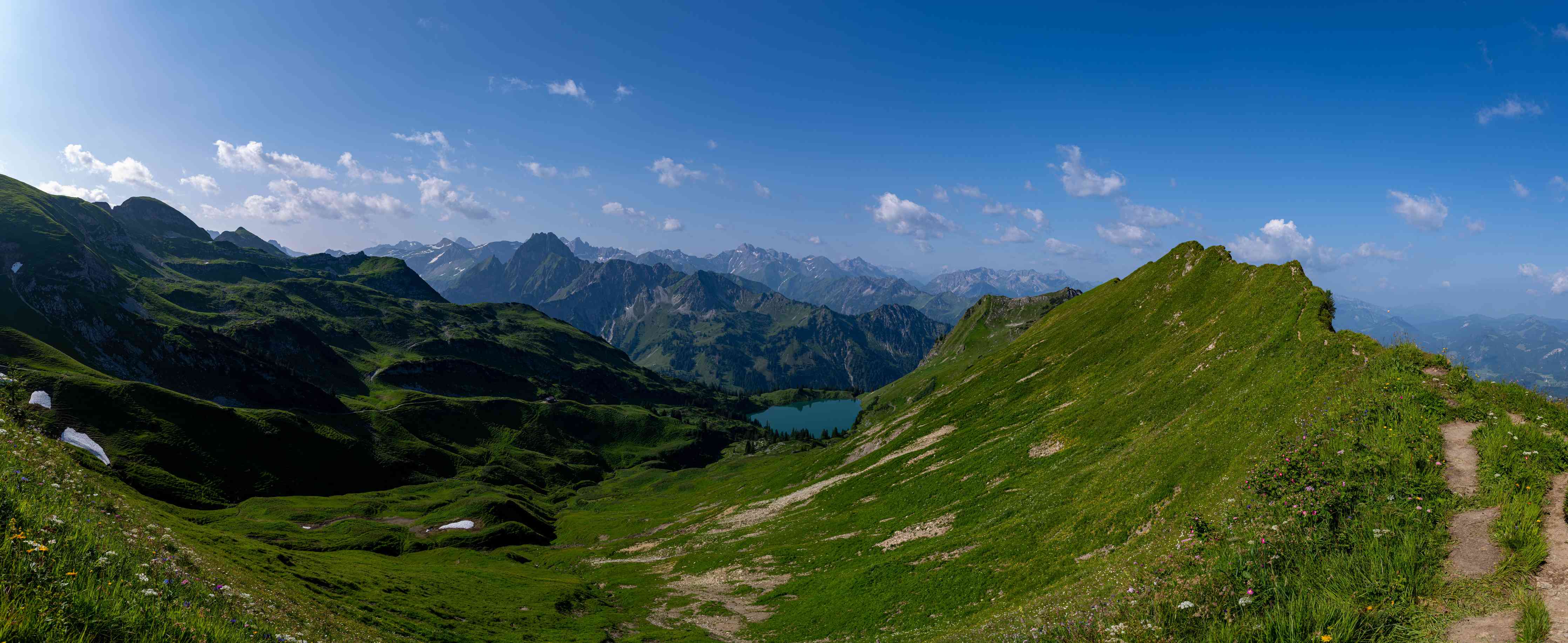 Wandverkleidung Bad-Majestätische Berge und grüne Hügellandschaft
