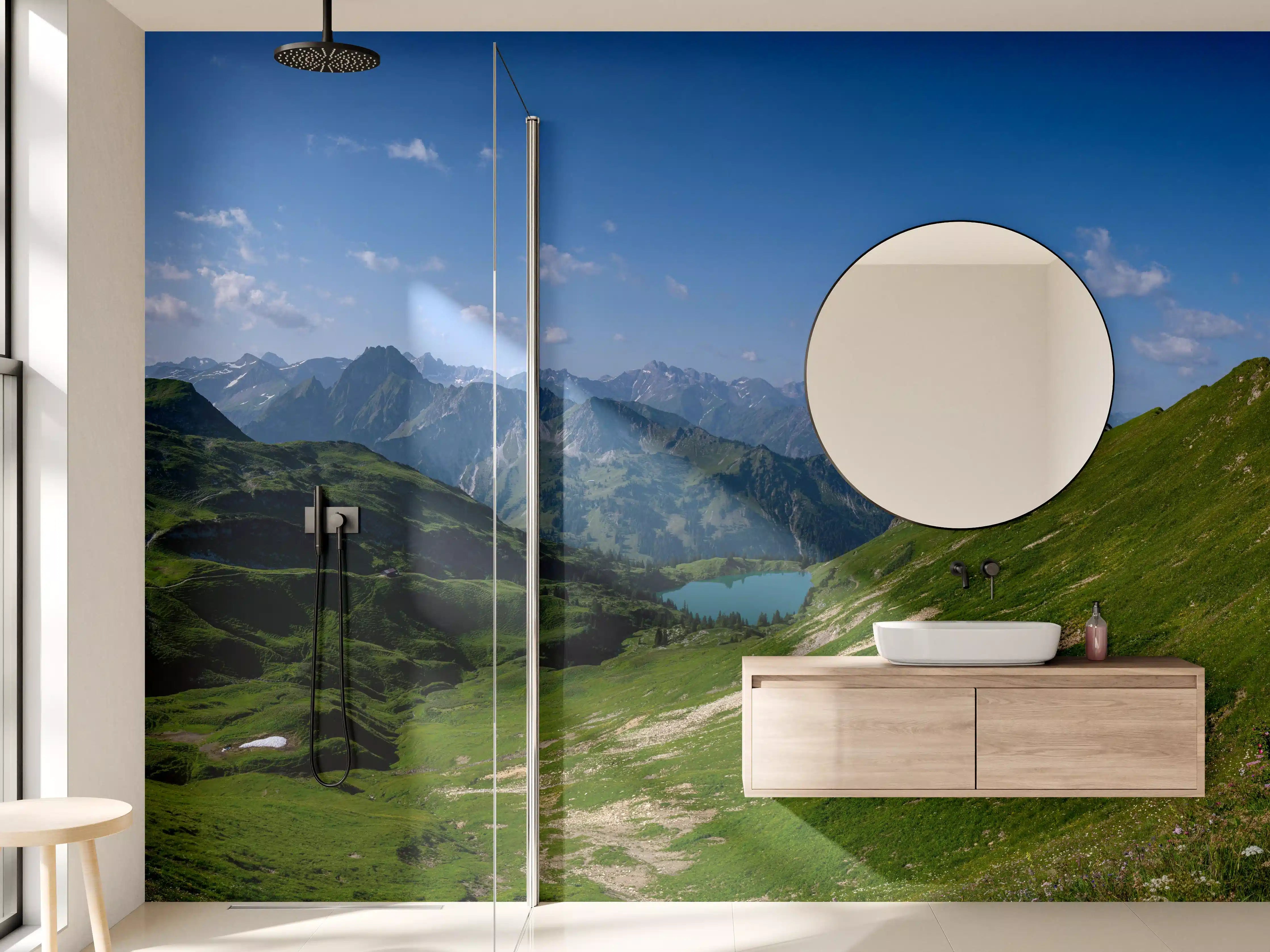 Wandverkleidung Bad - Majestätische Berge und grüne Hügellandschaft