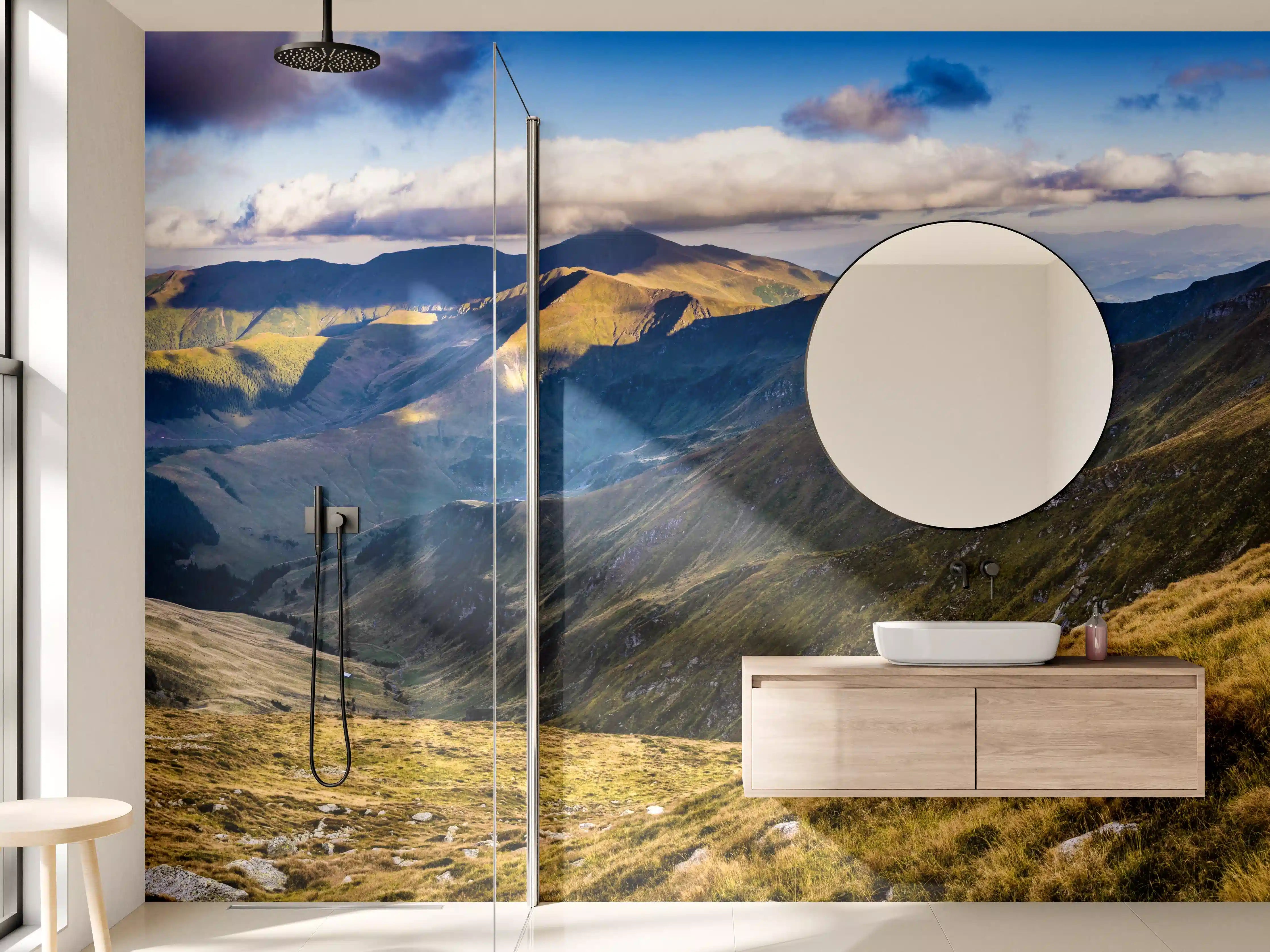 Wandverkleidung Bad - Majestätische Berglandschaft bei Sonnenlicht
