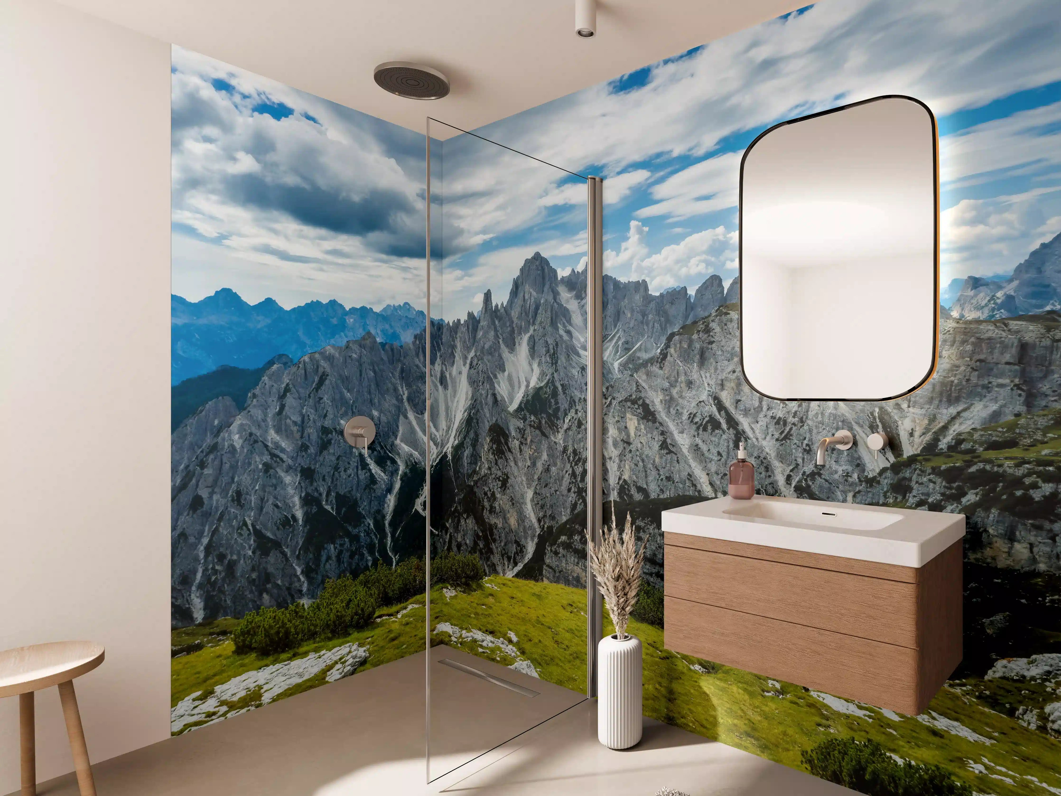 Wandverkleidung Bad - Majestätische Berglandschaft mit Gipfeln und Wolken