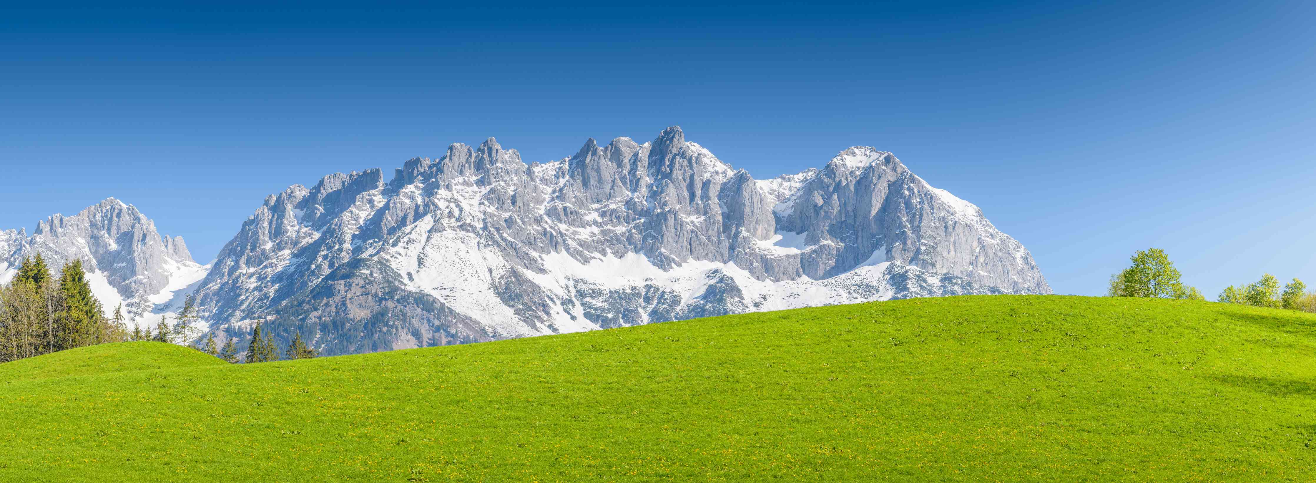Wandverkleidung Bad-Majestätische Berglandschaft mit grüner Wiese