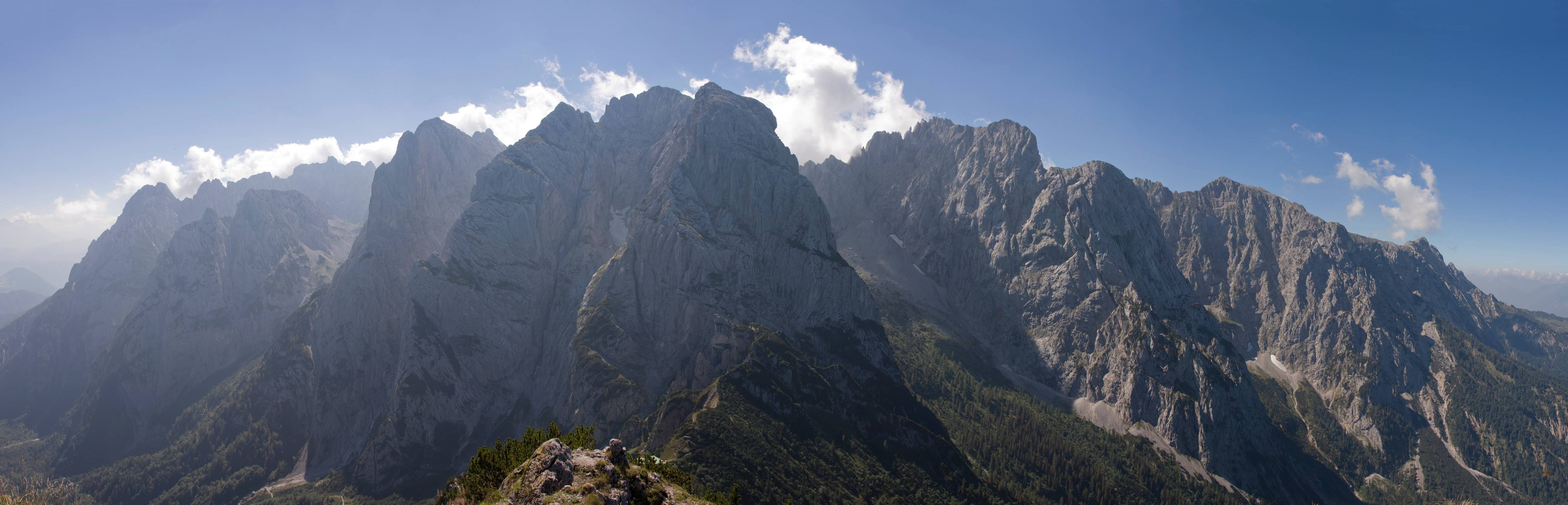 Wandverkleidung Bad-Majestätische Berglandschaft mit wolkigem Himmel