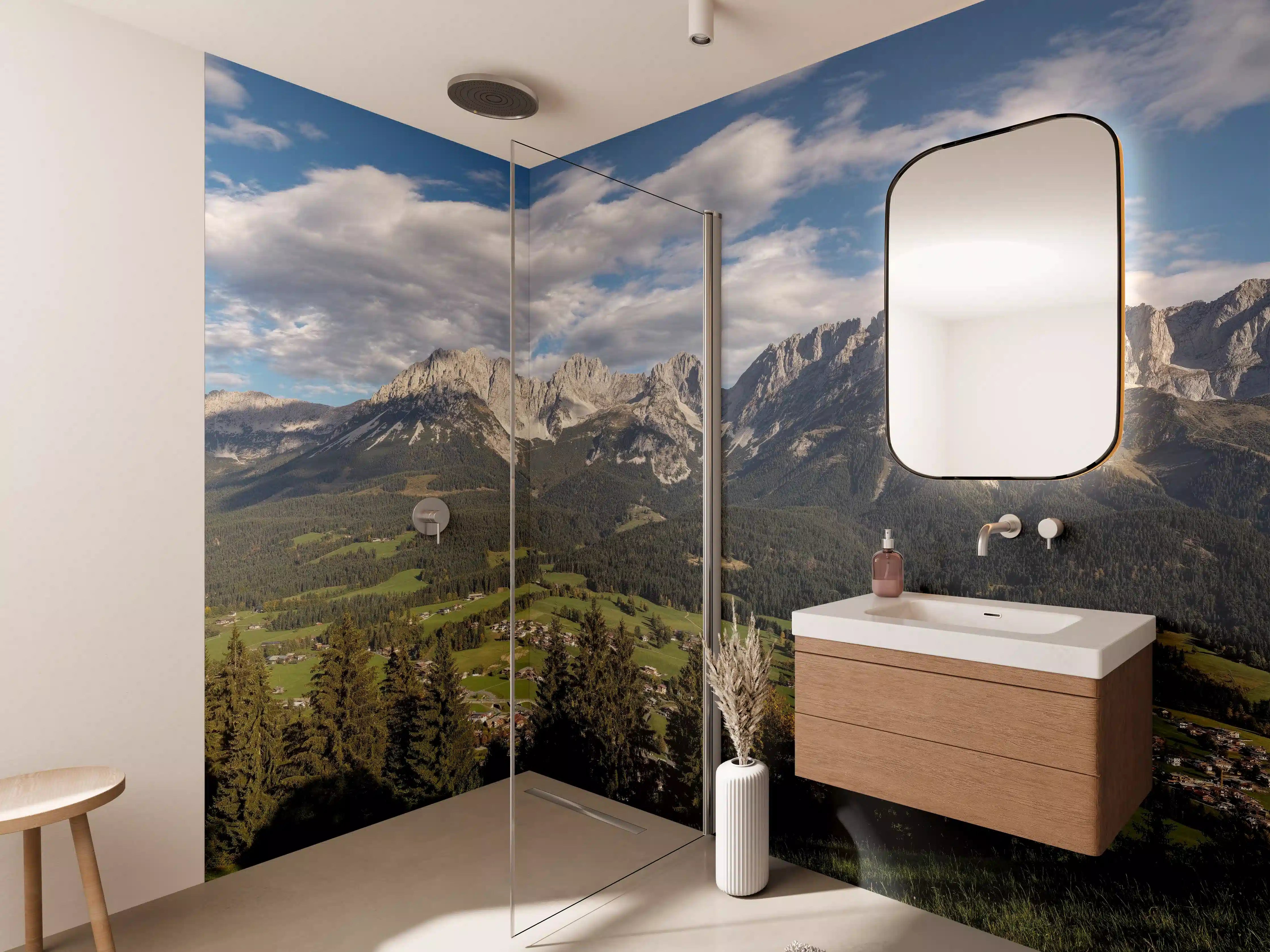 Wandverkleidung Bad - Majestätische Bergpanorama mit grüner Hügellandschaft