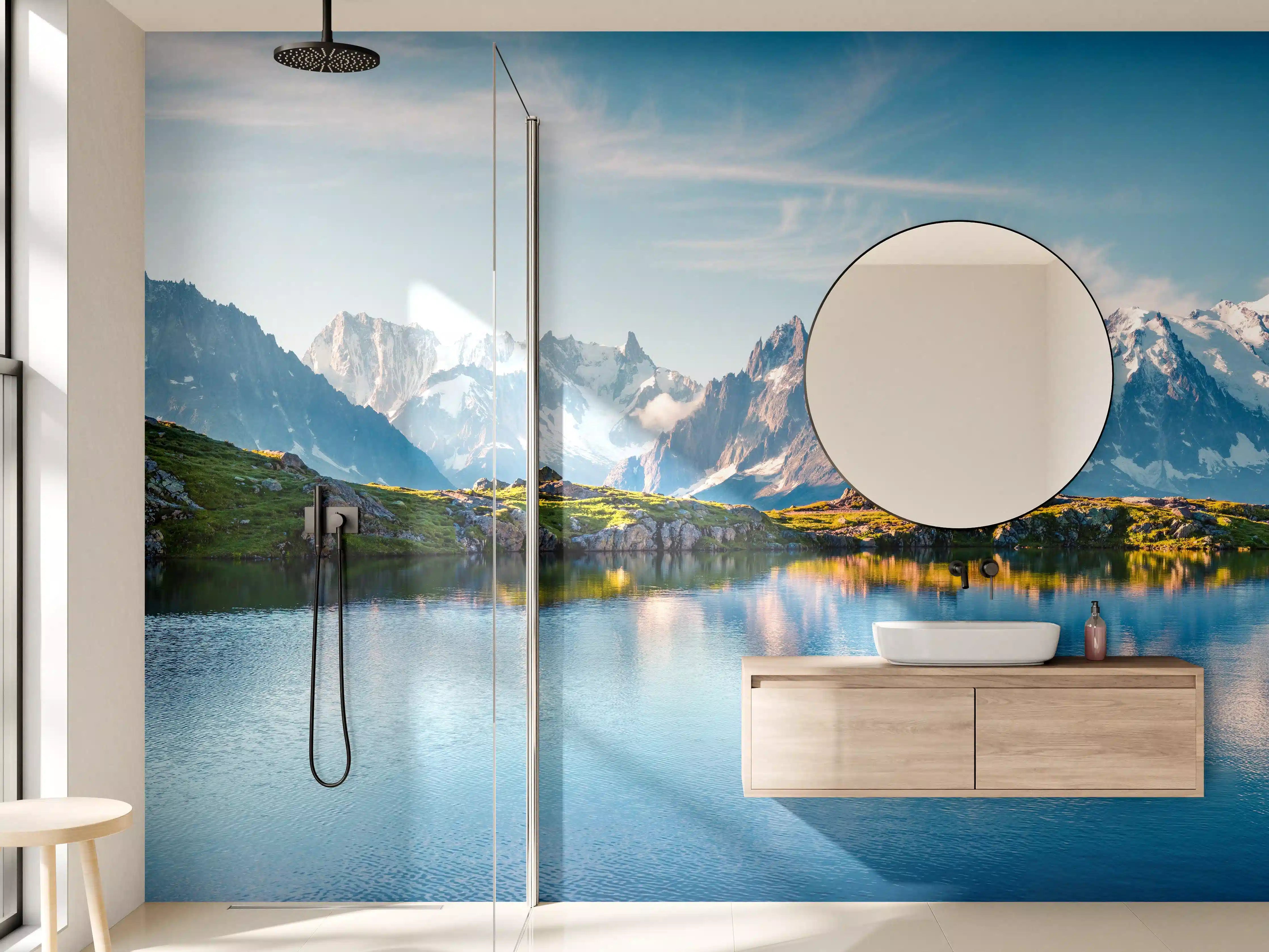 Wandverkleidung Bad - Majestätische Bergwelt am klaren See