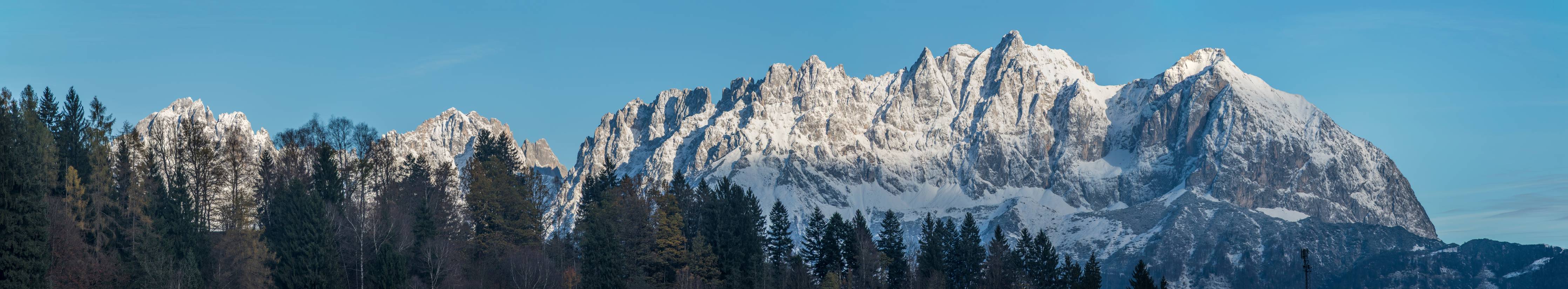 Wandverkleidung Bad-Majestätische verschneite Bergkette bei Sonnenaufgang