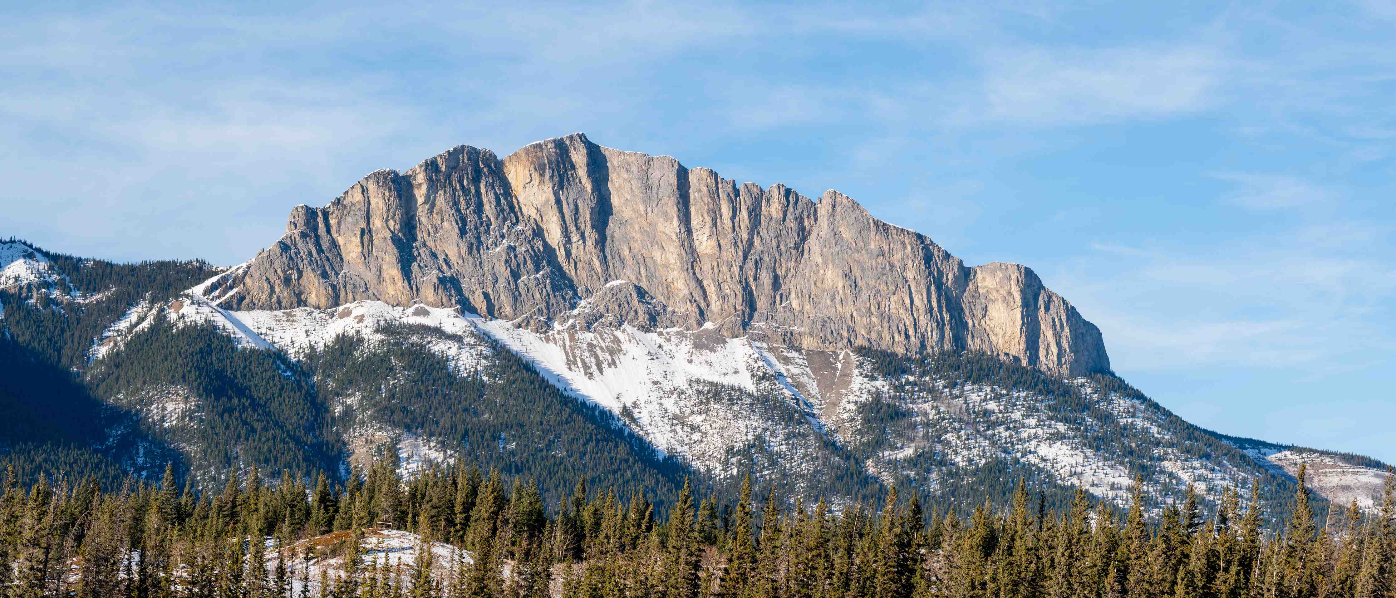 Wandverkleidung Bad-Majestätischer Berggipfel in winterlicher Landschaft mit blauer Himmel