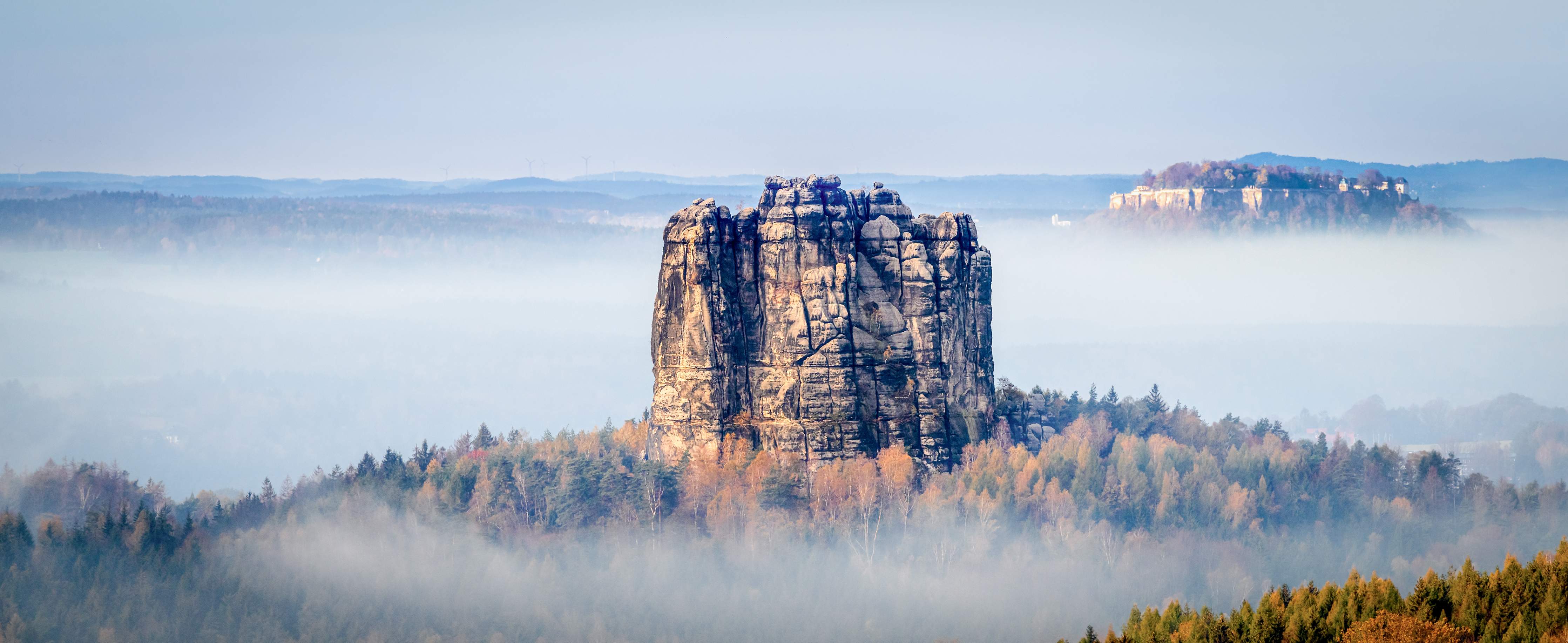 Wandverkleidung Bad-Majestätischer Felsen im Nebel