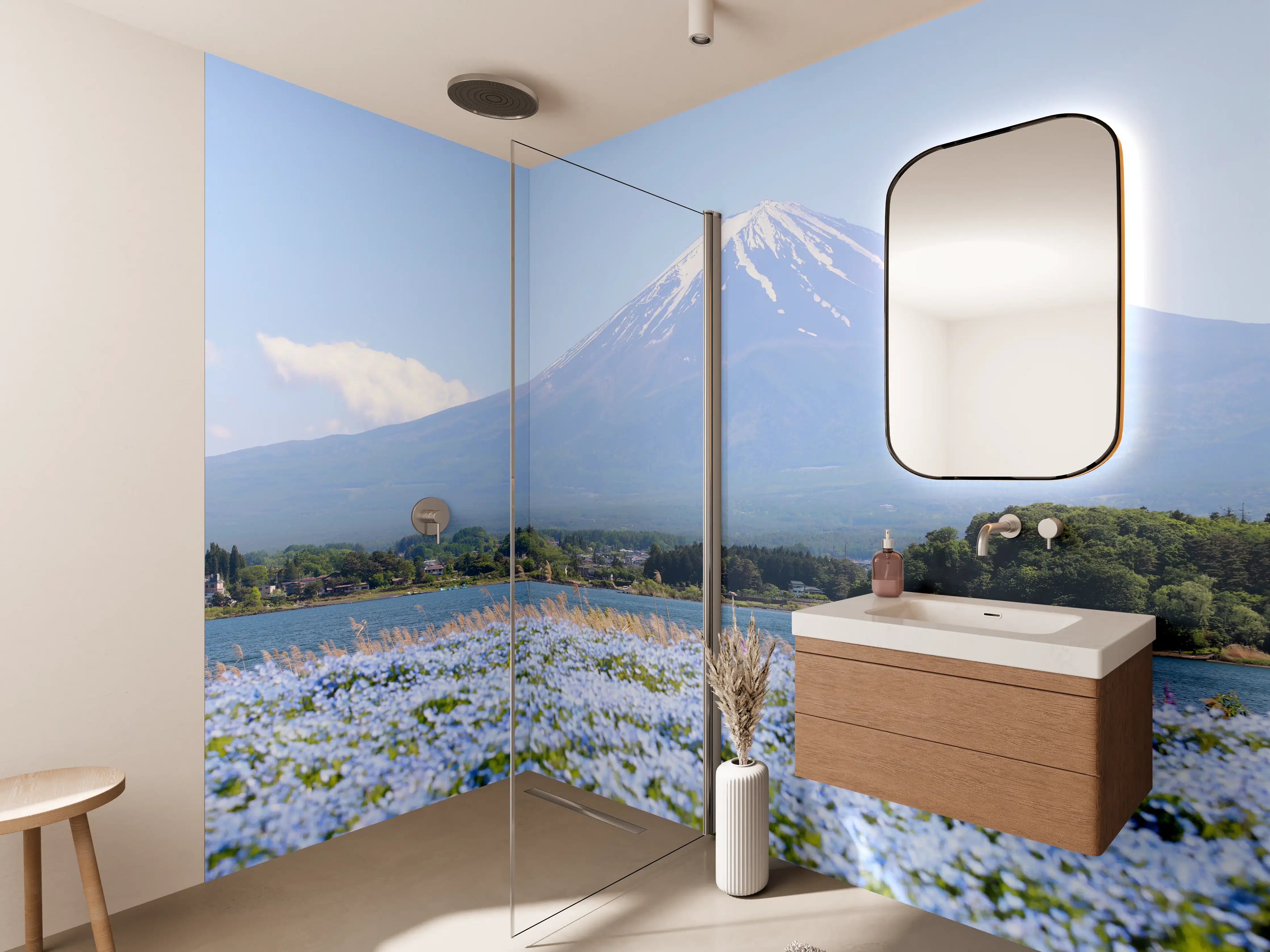 Wandverkleidung Bad - Majestätischer Mount Fuji mit blühendem Feld