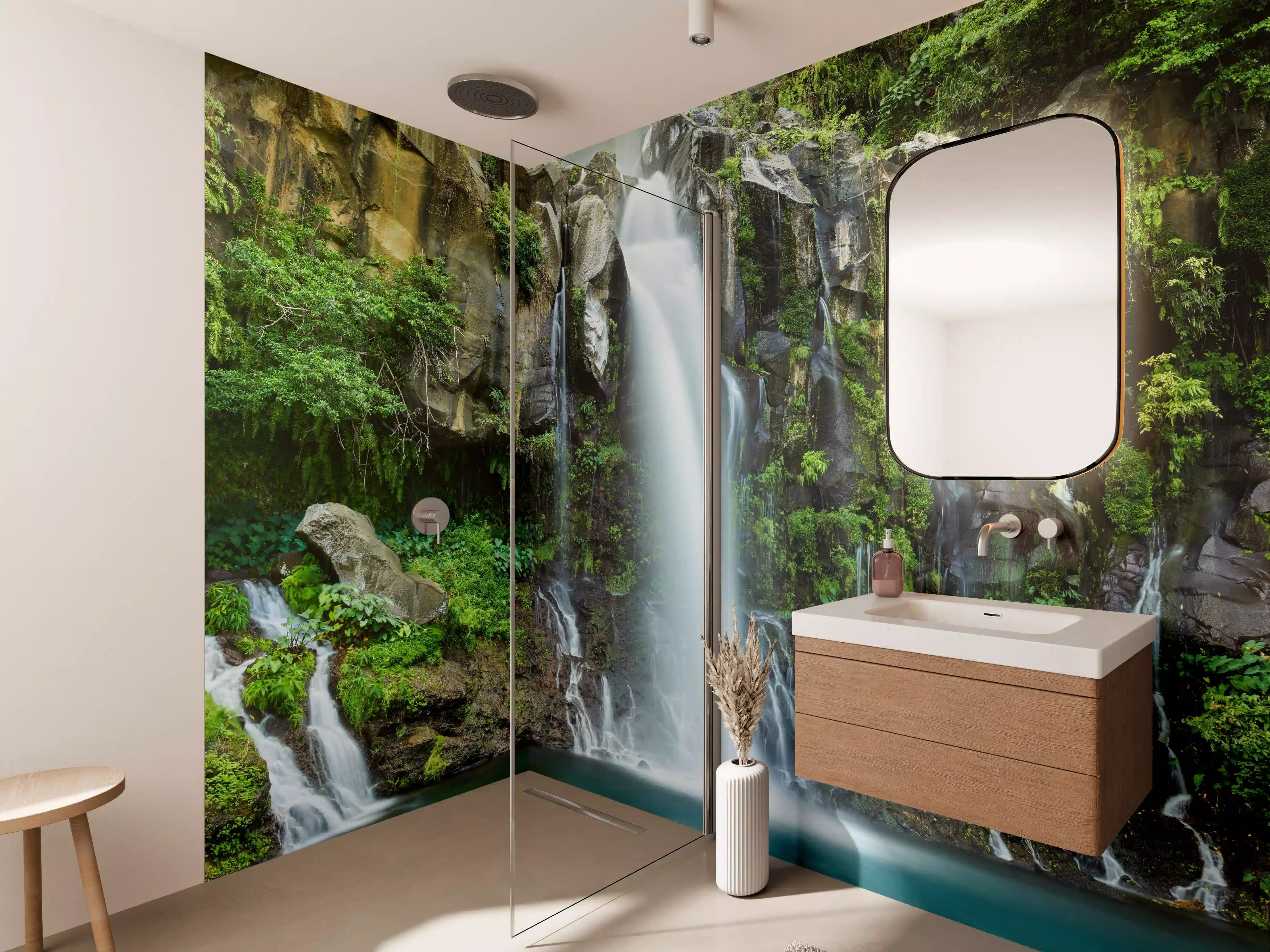 Wandverkleidung Bad - Majestätischer Wasserfall in grünem Dschungel