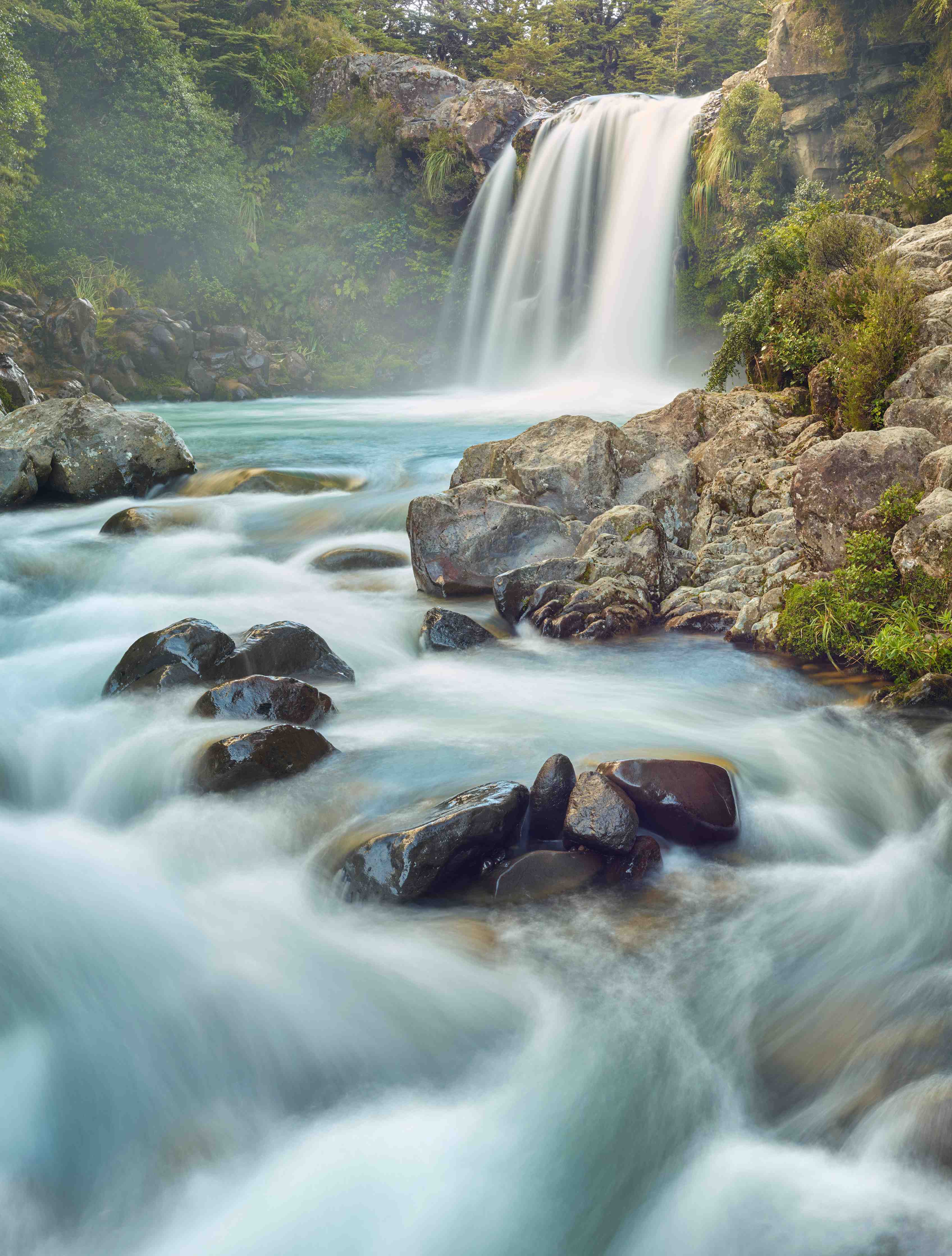 Wandverkleidung Bad-Majestätischer Wasserfall mit Felsen