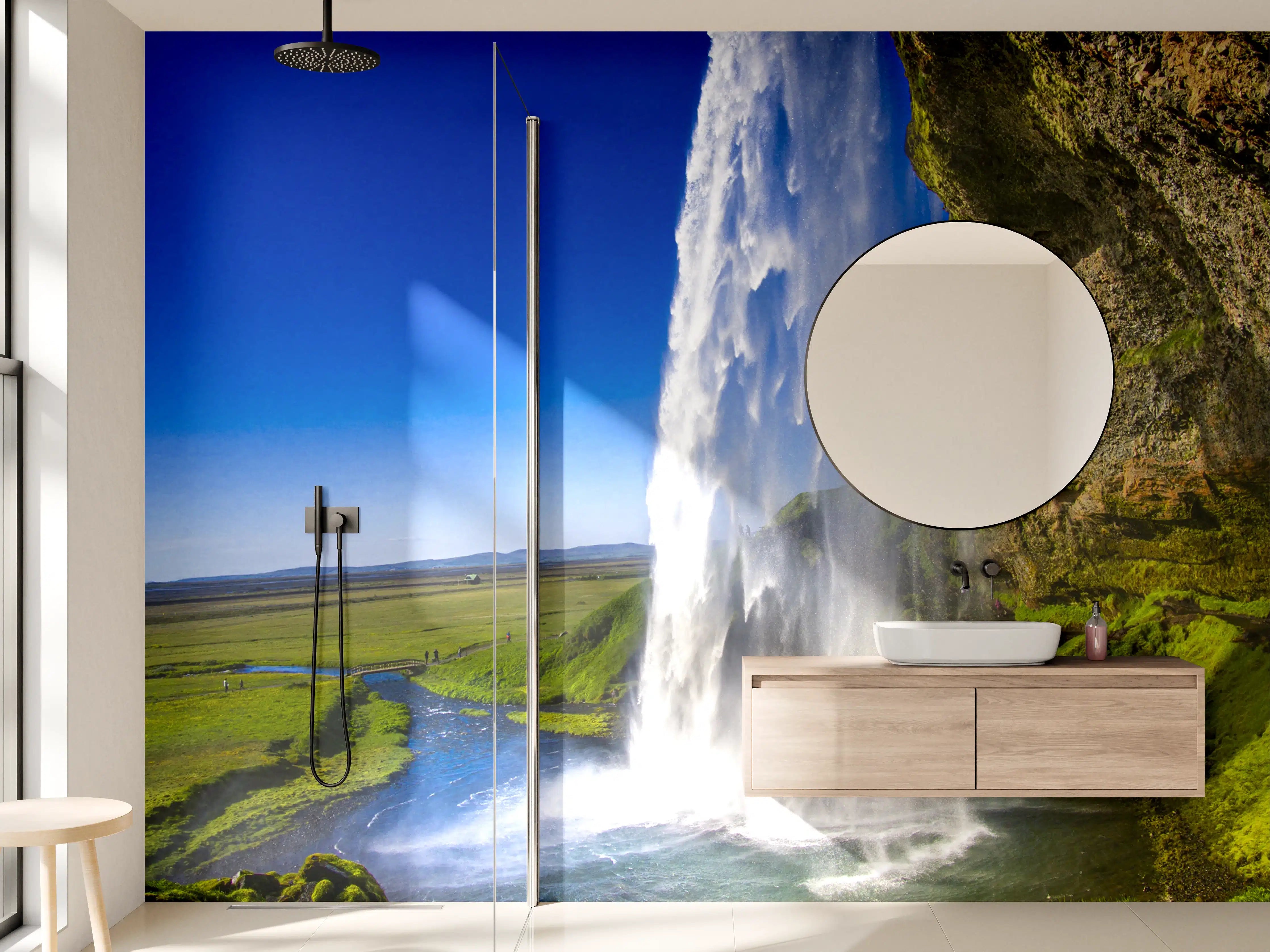 Wandverkleidung Bad - Majestätischer Wasserfall vor grünem Horizont