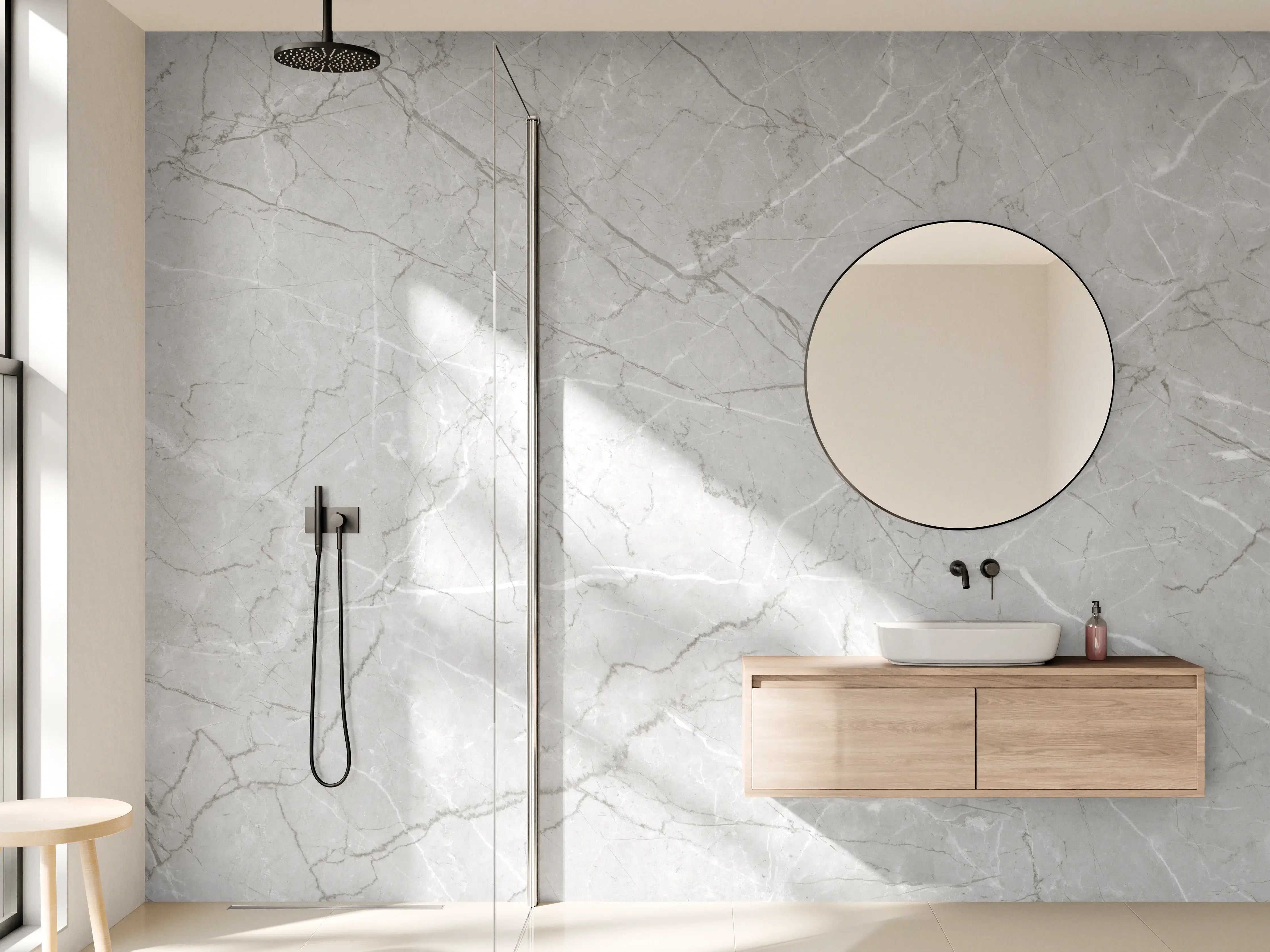 Wandverkleidung Bad - Minimalistische Marmorfläche in Weiß und Grau