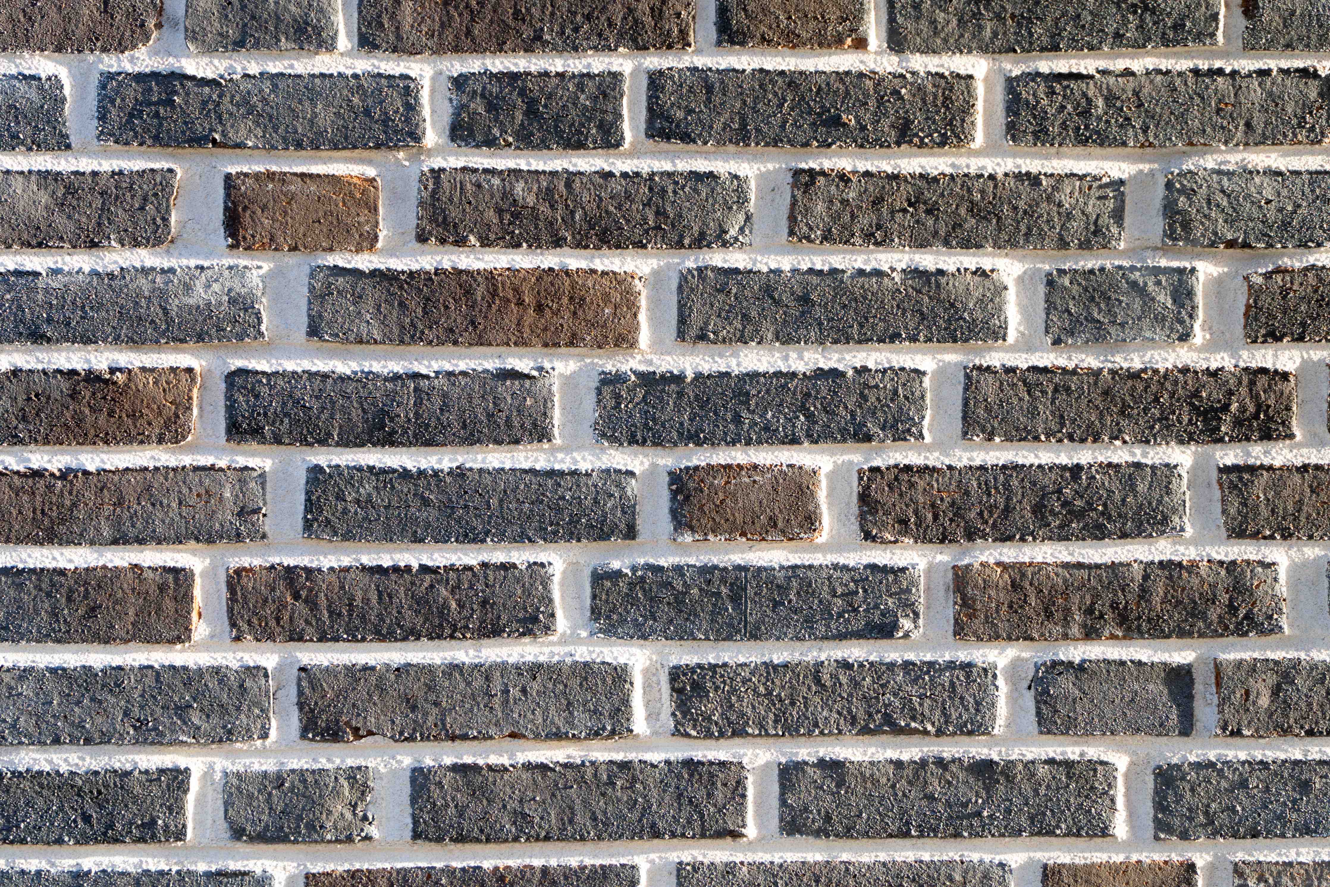 Wandverkleidung Bad-Moderne Ziegelmauer mit dunklen Steinen