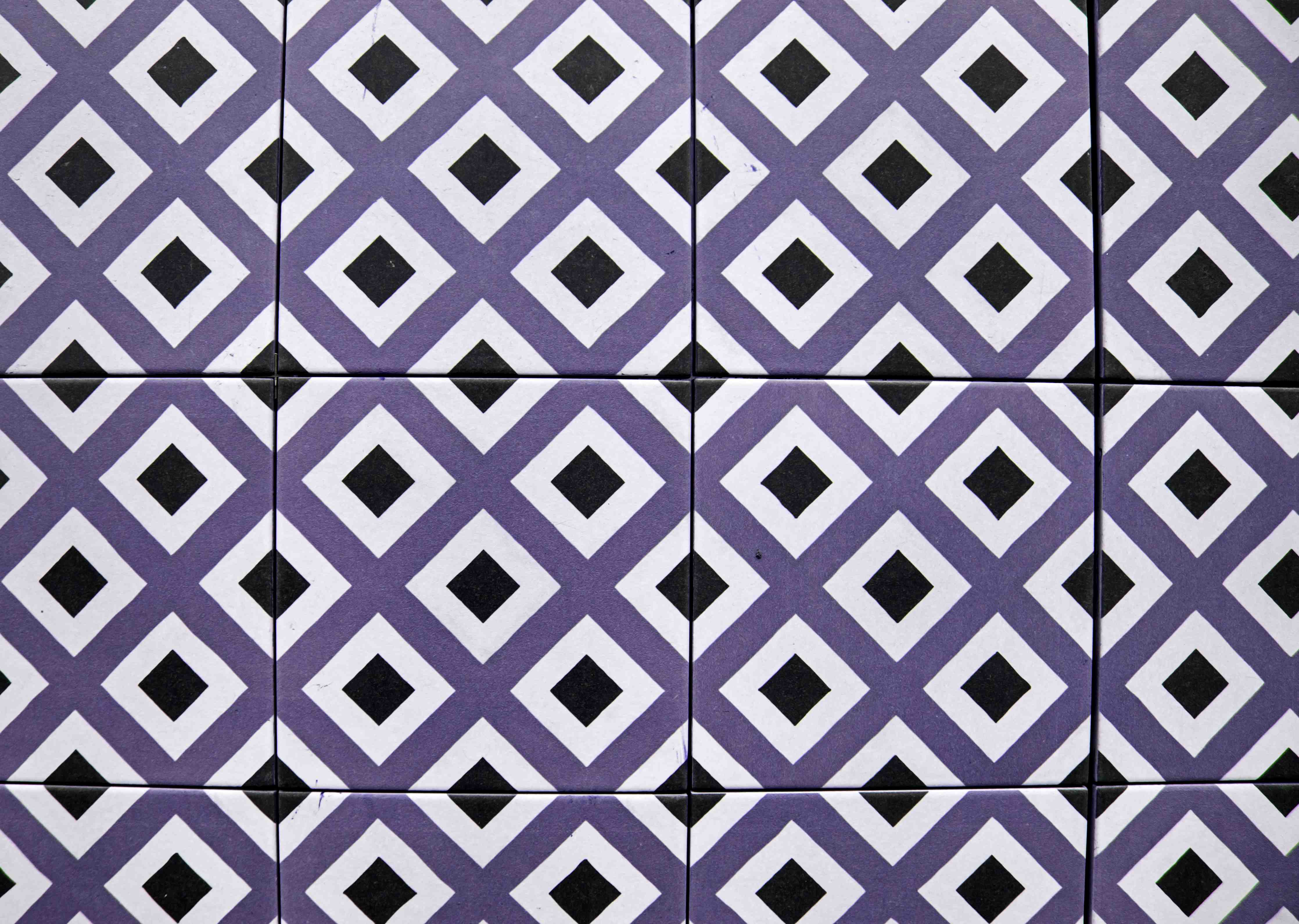 Wandverkleidung Bad-Moderne violette und schwarze Fliesen mit geometrischem Muster