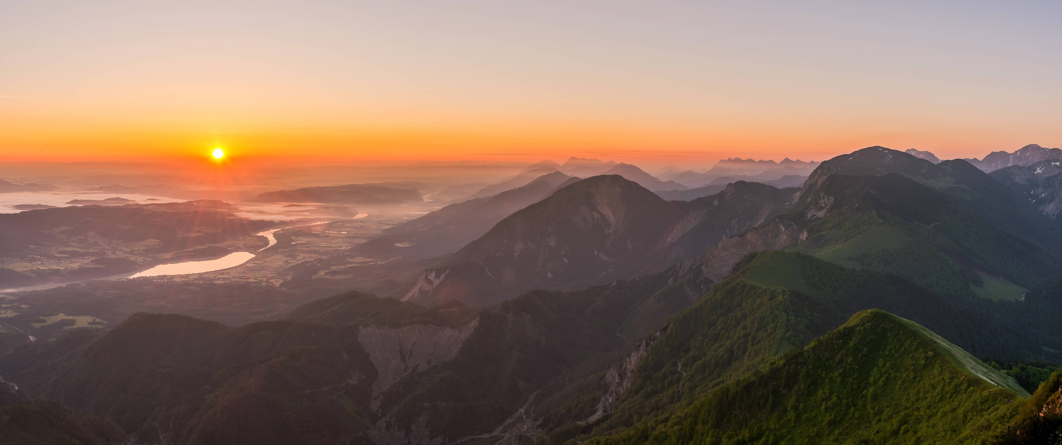 Wandverkleidung Bad-Morgenblick über Bergkette bei Sonnenaufgang