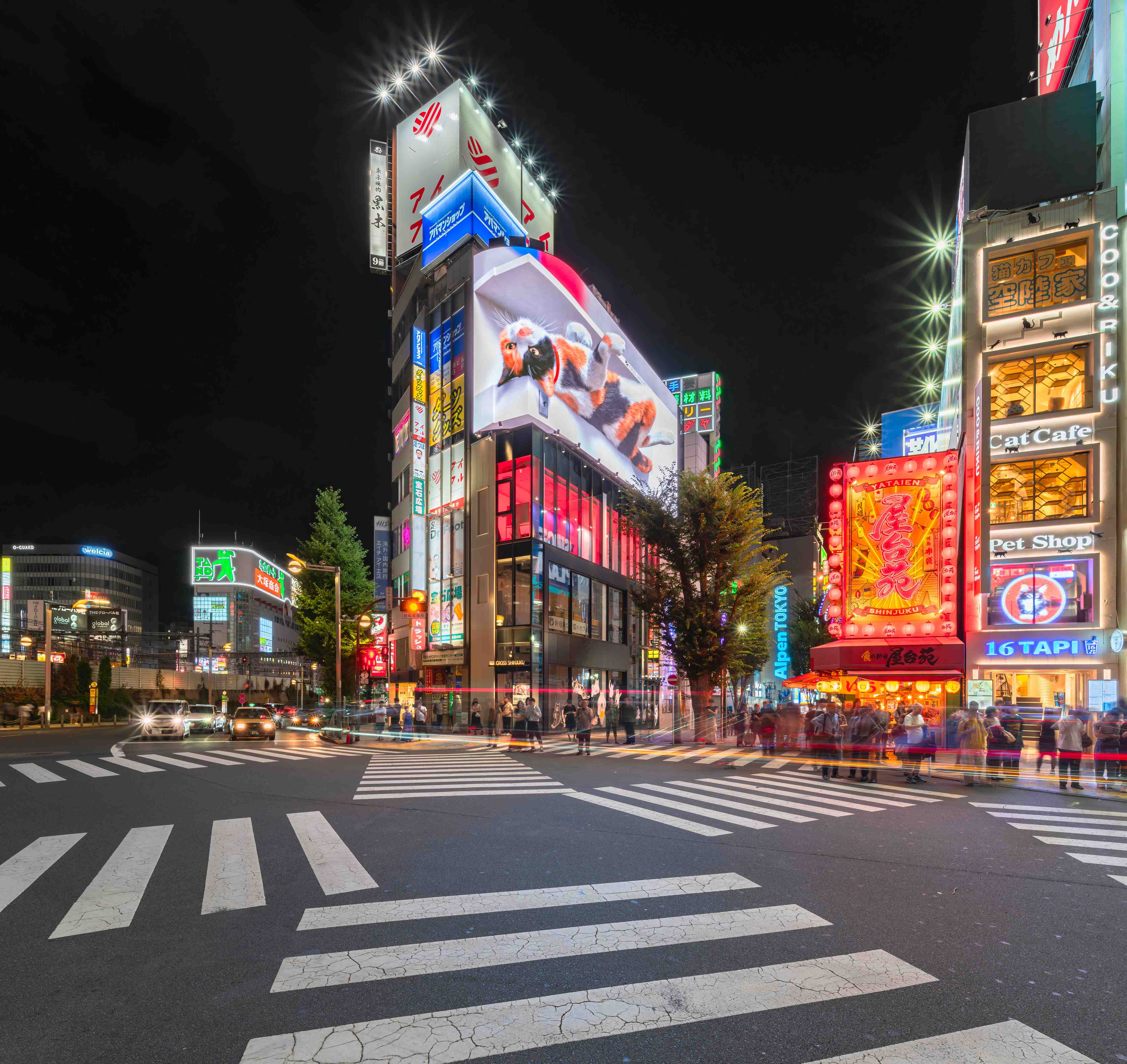 Wandverkleidung Bad-Nachtleben in einer lebhaften Stadt mit leuchtenden Werbetafeln