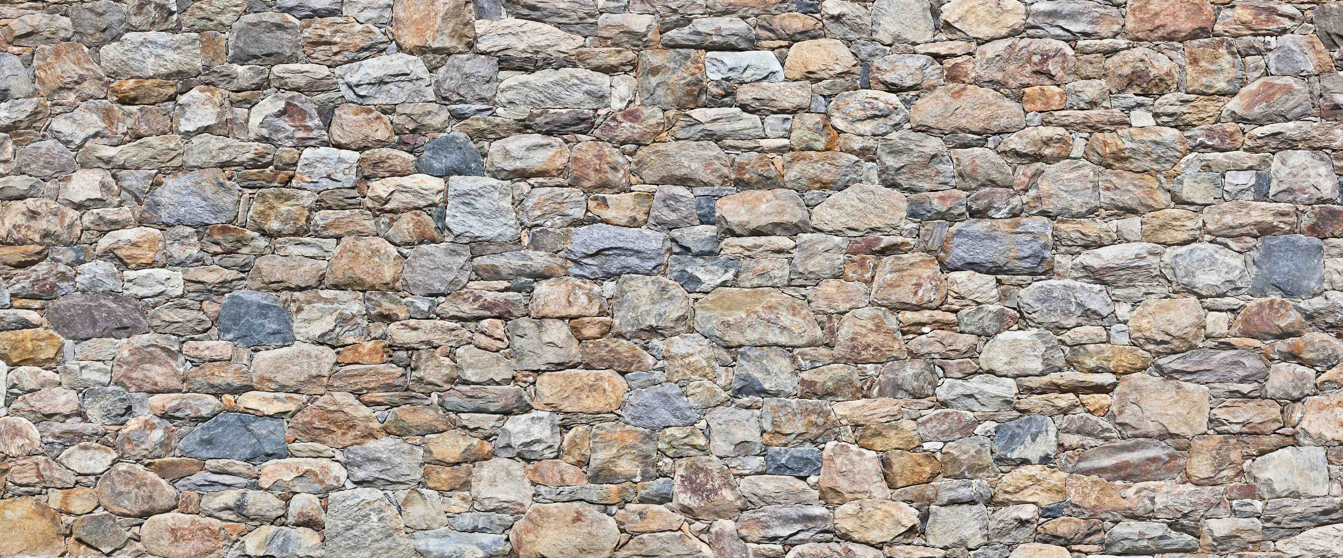 Wandverkleidung Bad-Natürliche Steinwand mit warmen Erdtönen