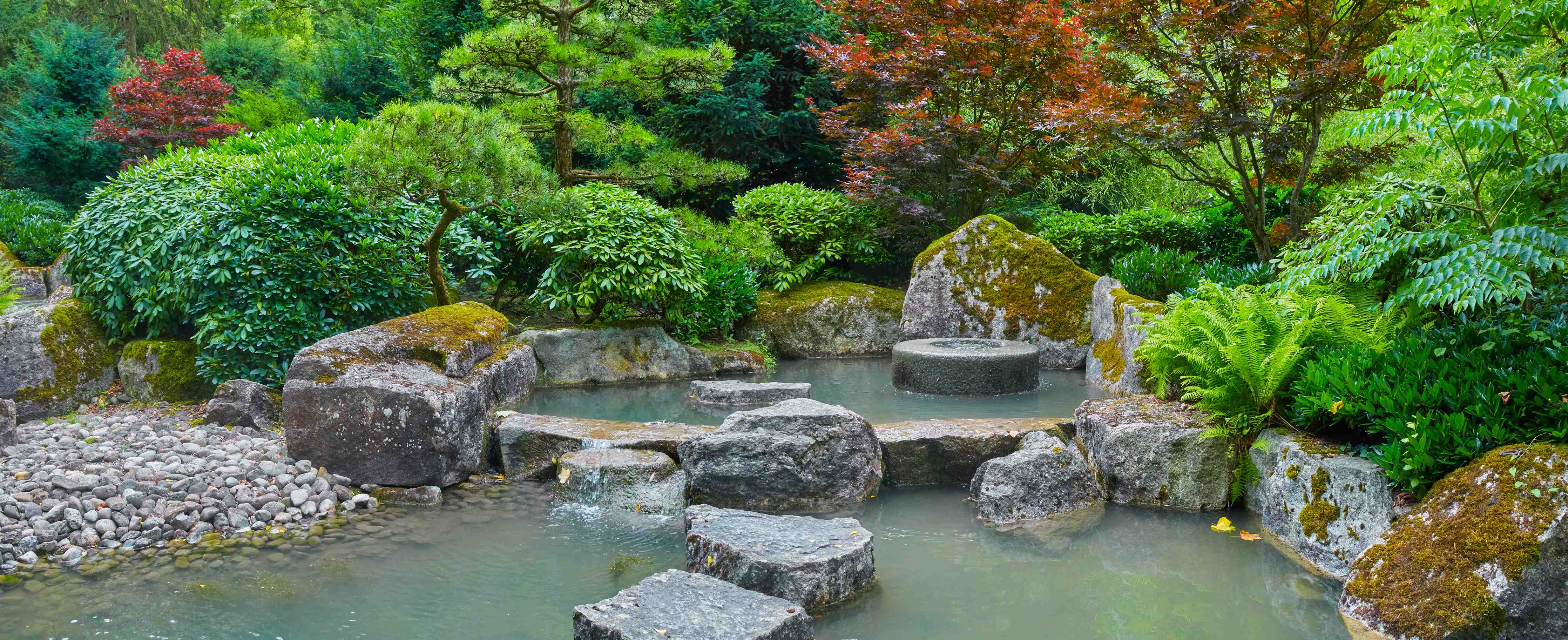 Wandverkleidung Bad-Naturgarten mit Wasserlauf