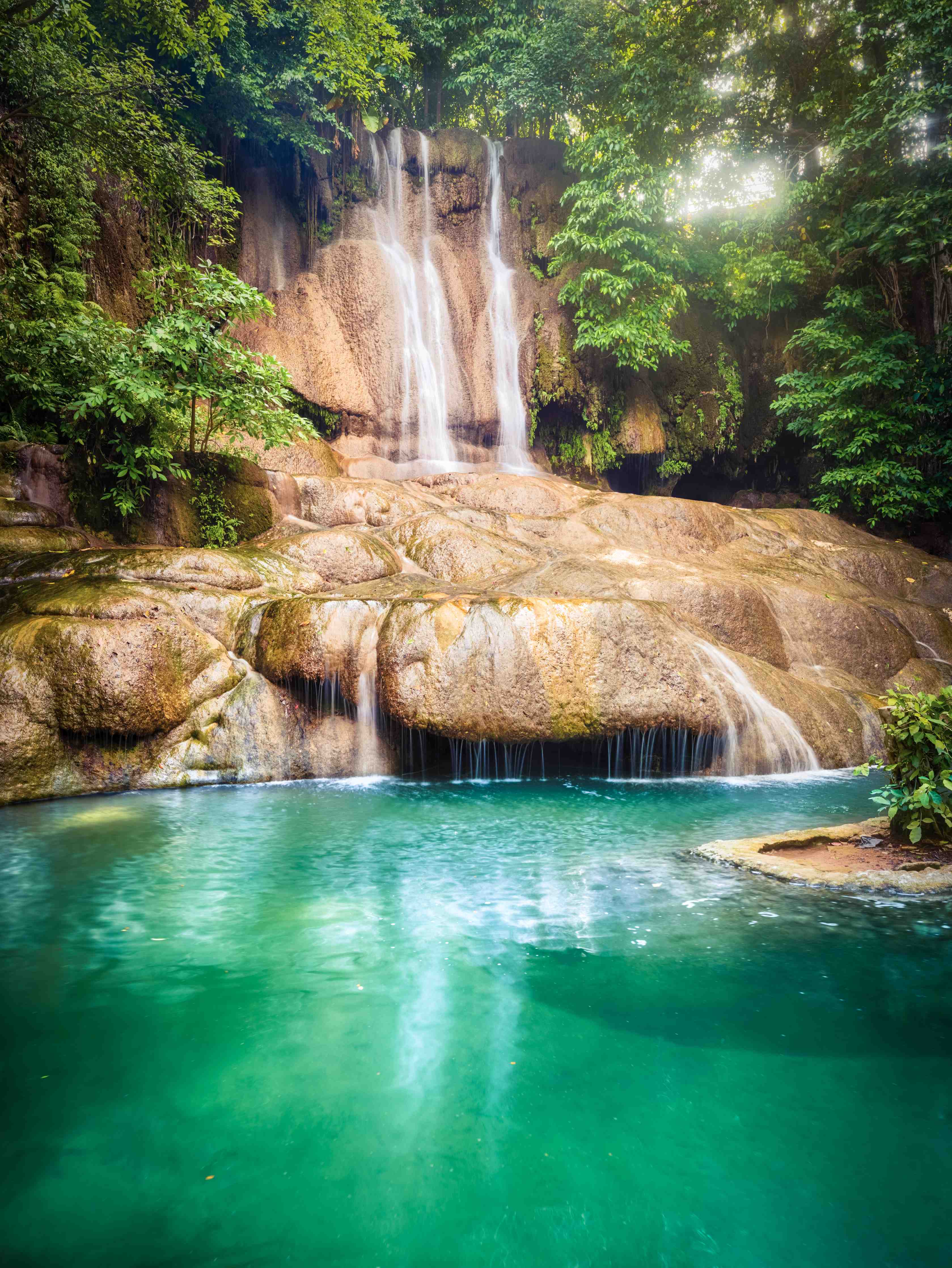 Wandverkleidung Bad-Naturpool mit Wasserfall in grünem Wald