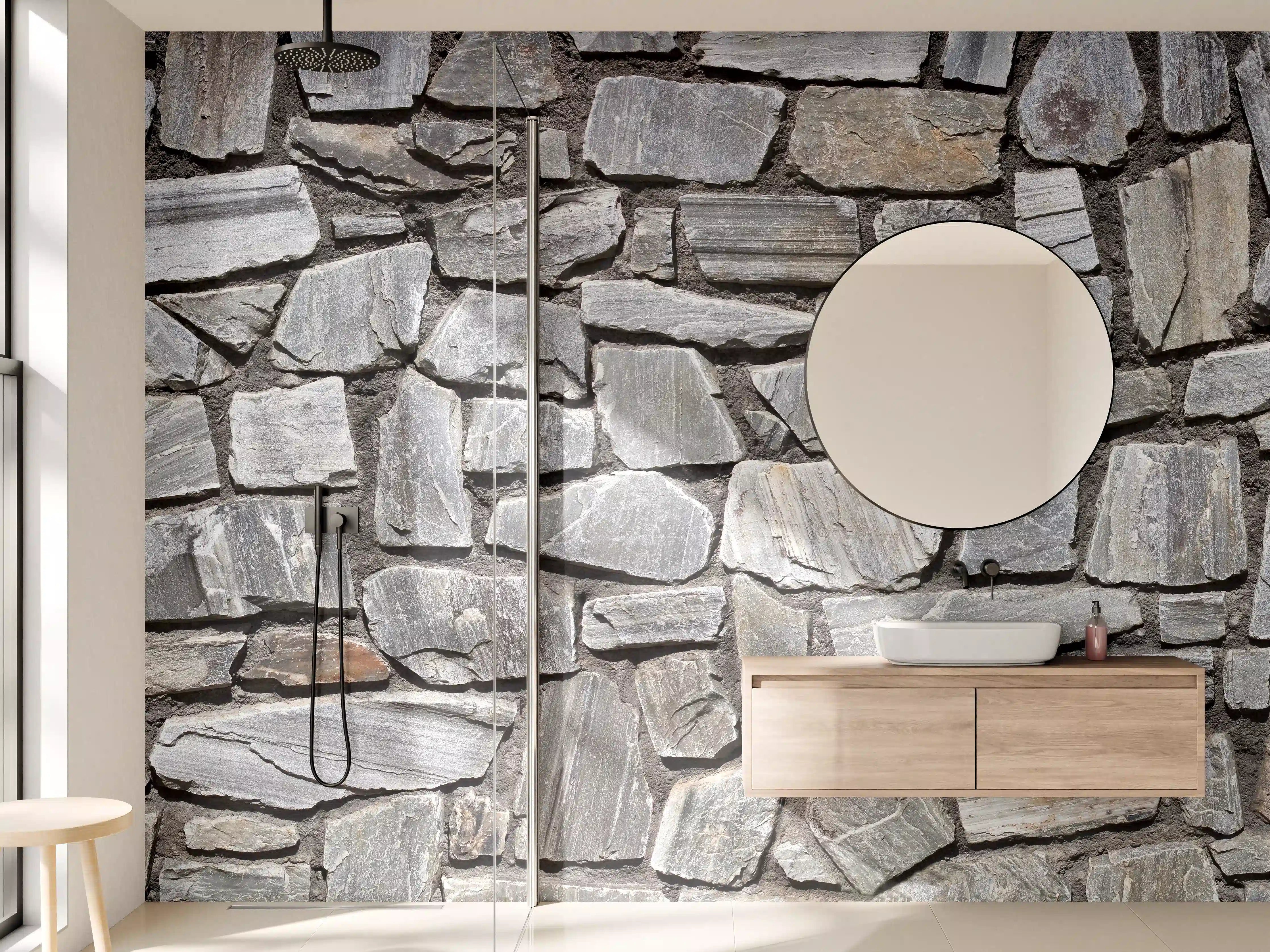 Wandverkleidung Bad - Natursteinmauer in Grau mit strukturierter Oberfläche