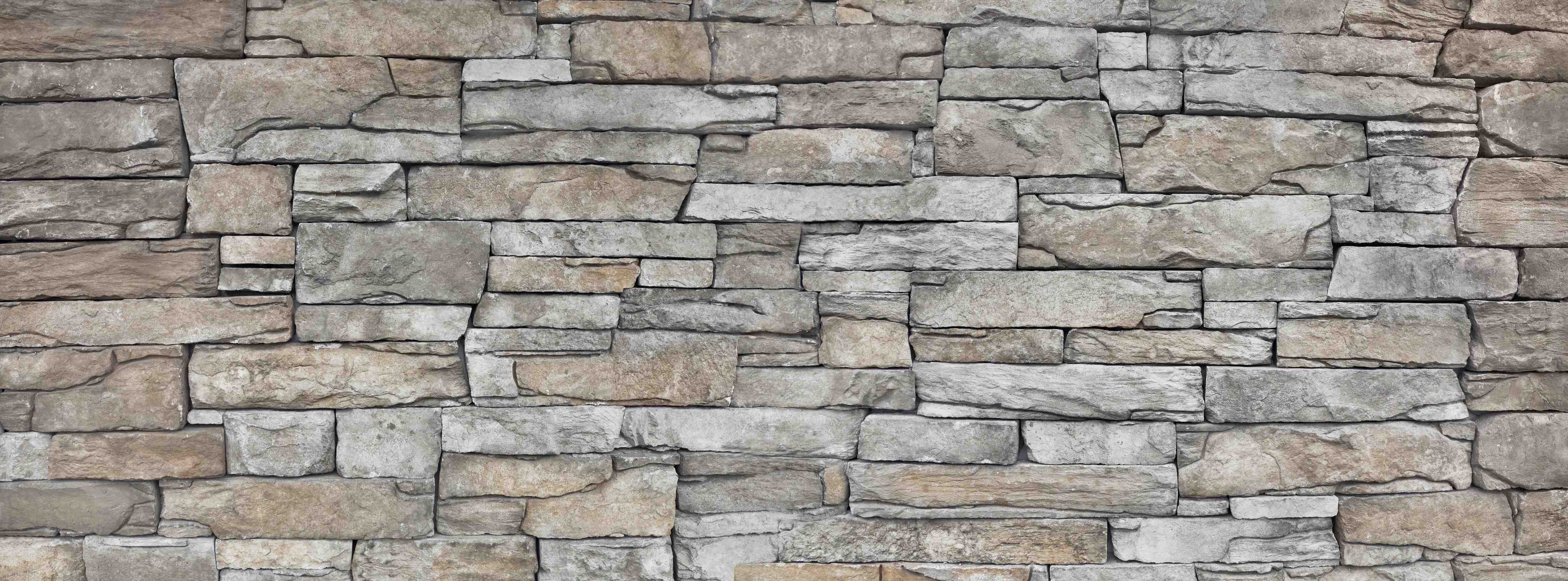 Wandverkleidung Bad-Natursteinmauer in neutralen Beige- und Grautönen