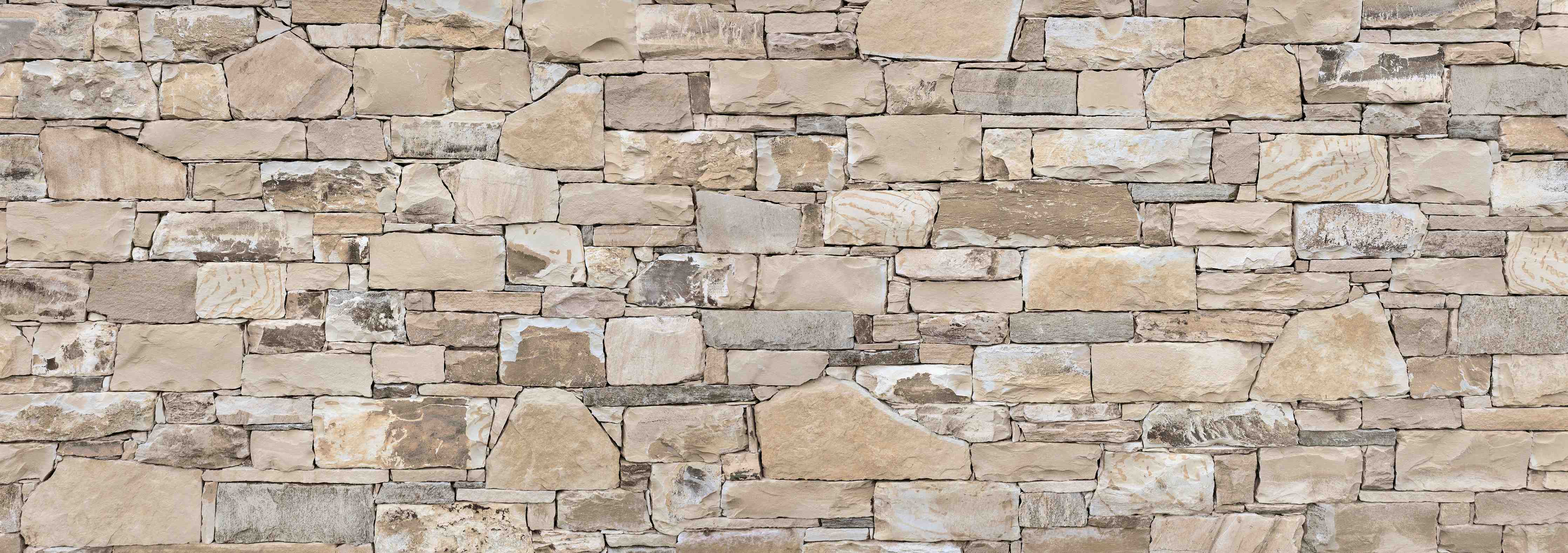 Wandverkleidung Bad-Natursteinmauer in neutralen Tönen