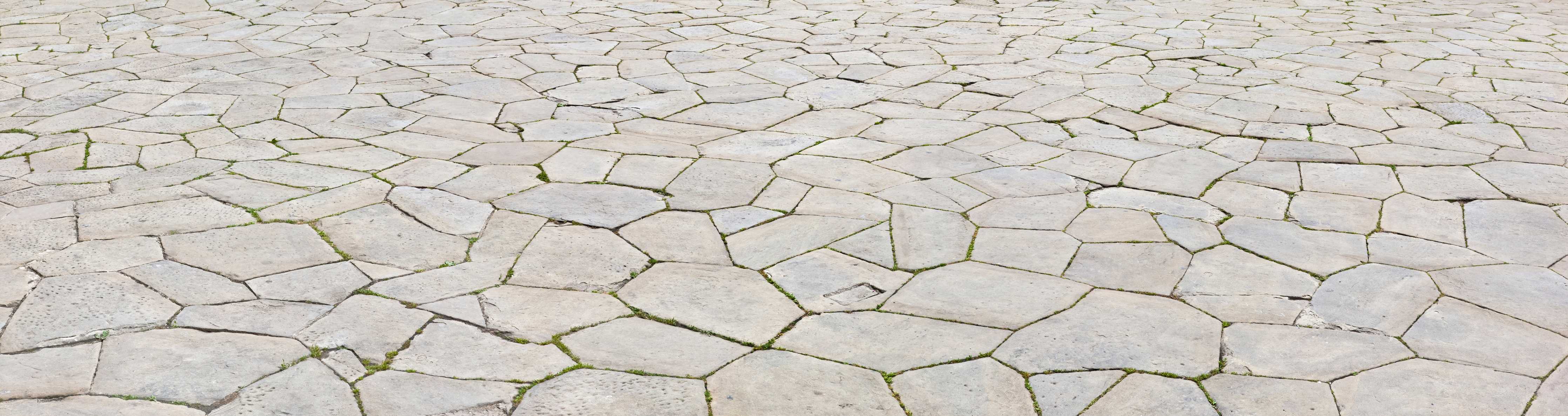 Wandverkleidung Bad-Natursteinpflaster in Erdfarben