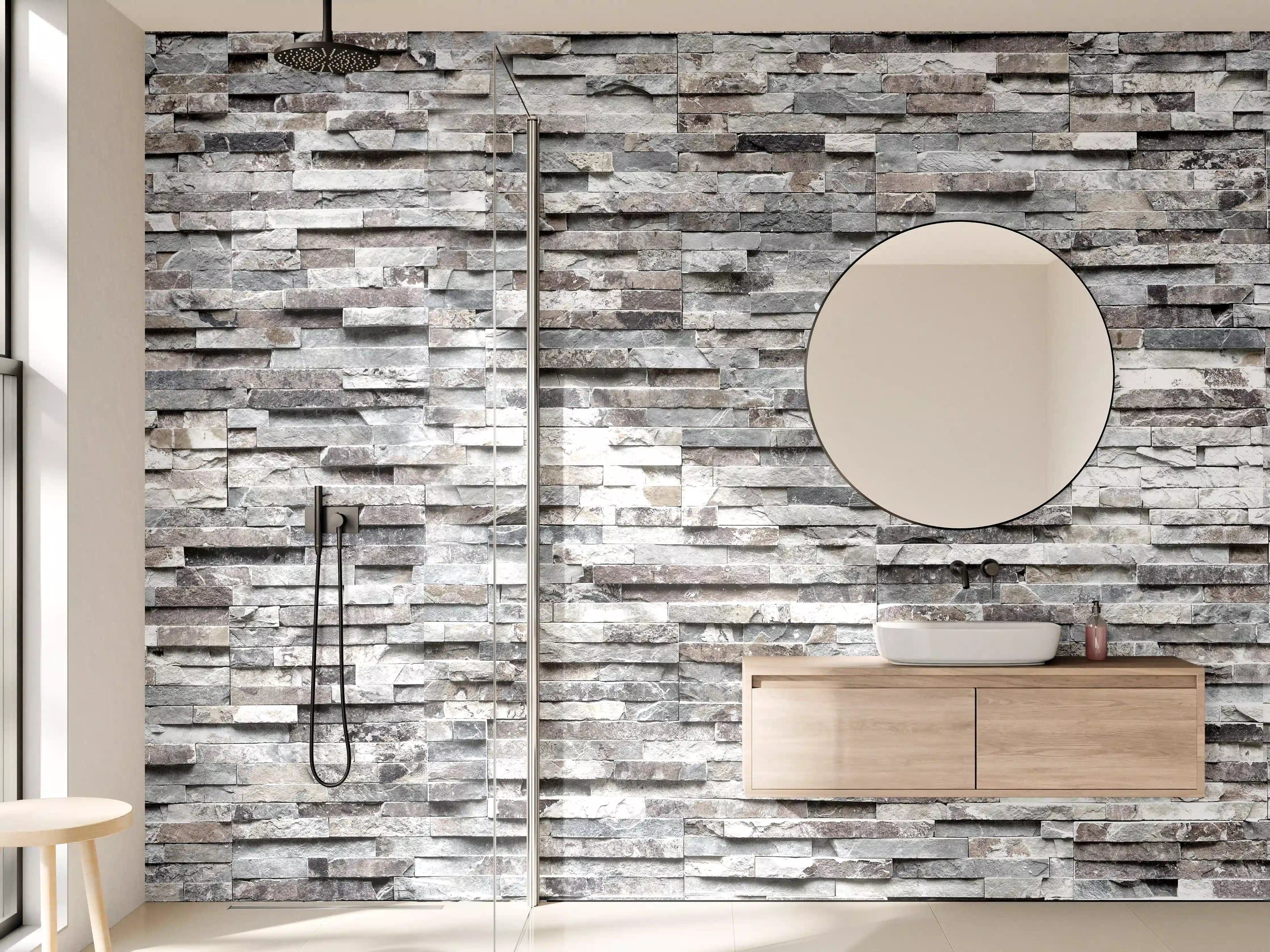 Wandverkleidung Bad - Natursteinwand mit grauer Struktur