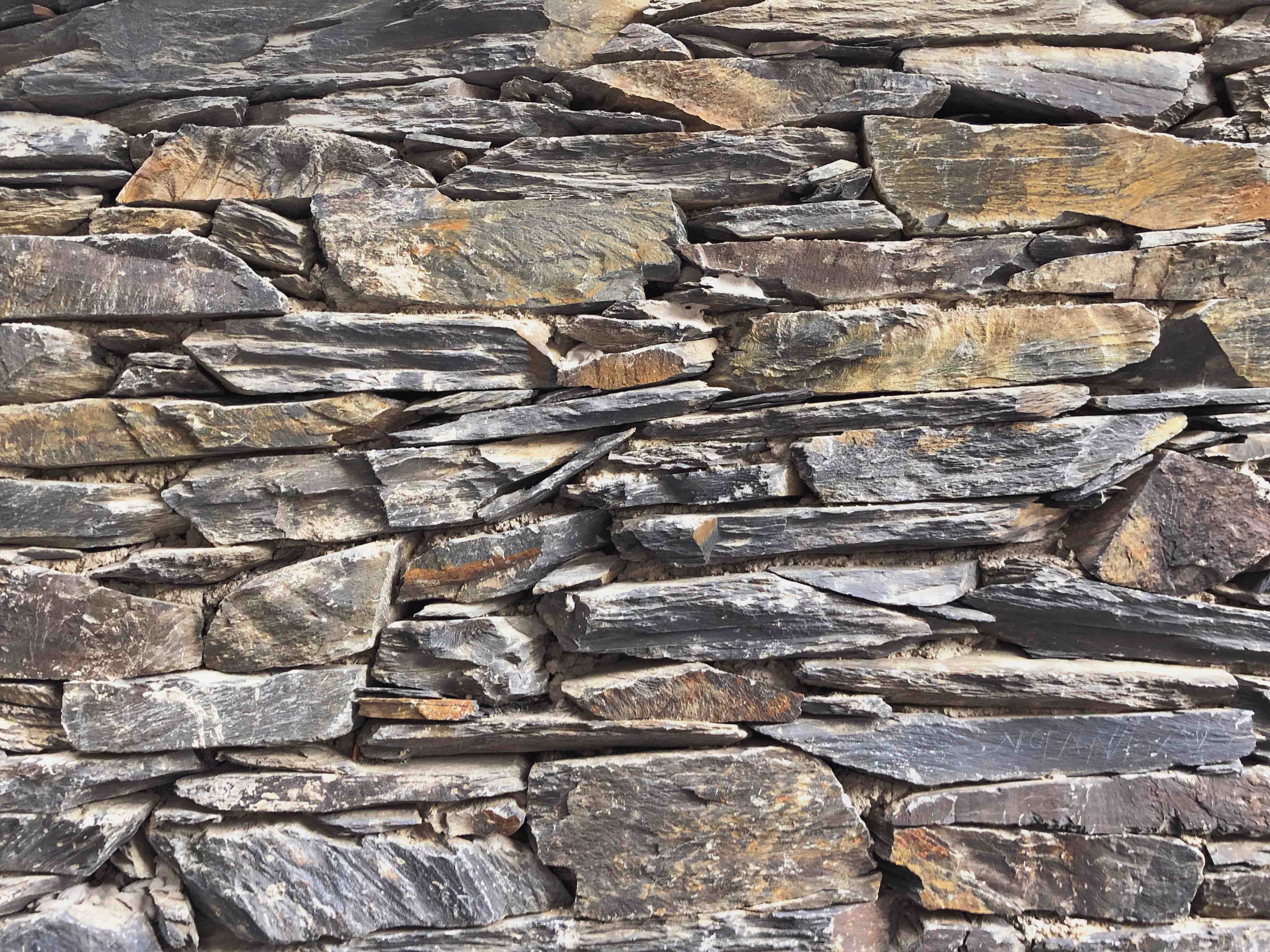 Wandverkleidung Bad-Natursteinwand mit grauer Textur