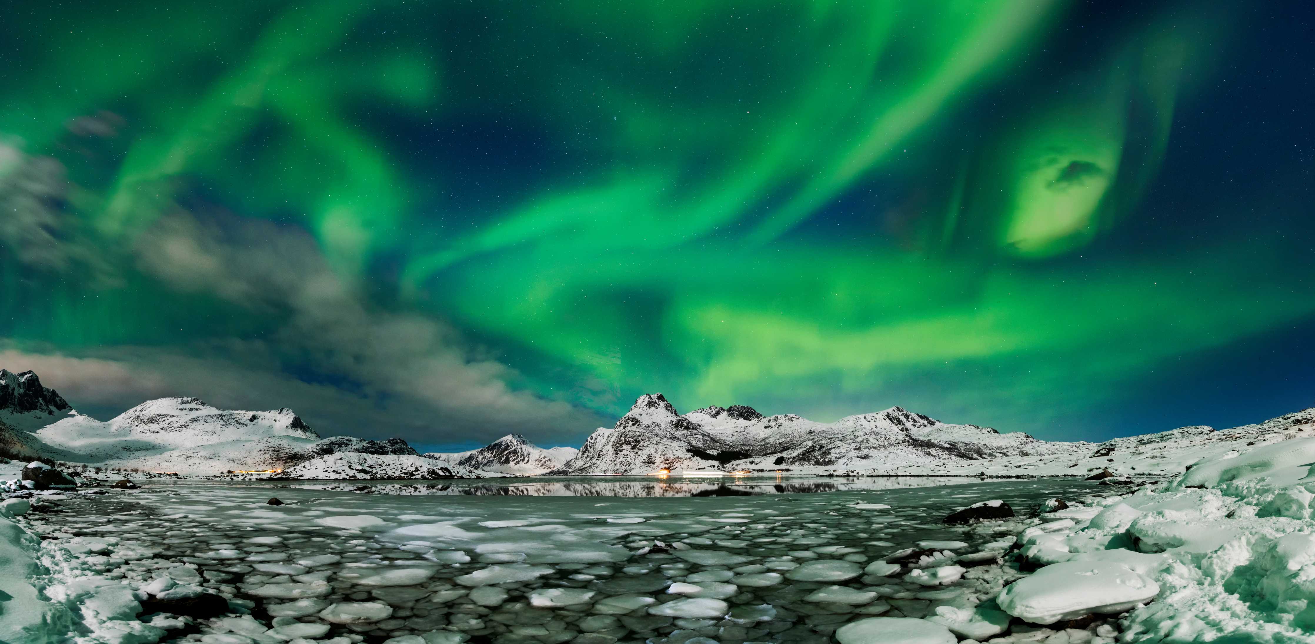 Wandverkleidung Bad-Nordlichter über arktischer Küste