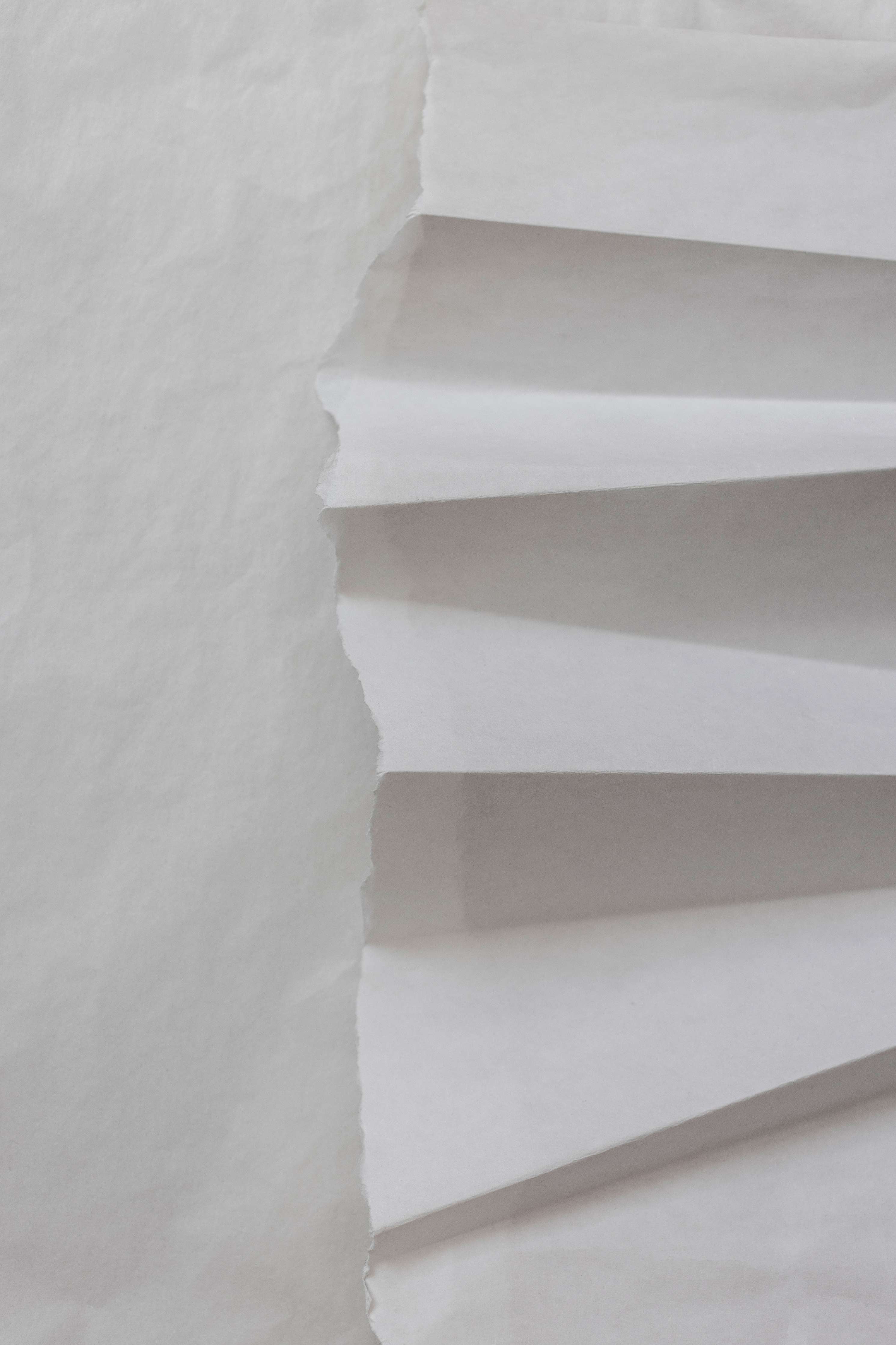 Wandverkleidung Bad-Papier-Collage in Weiß und Grau