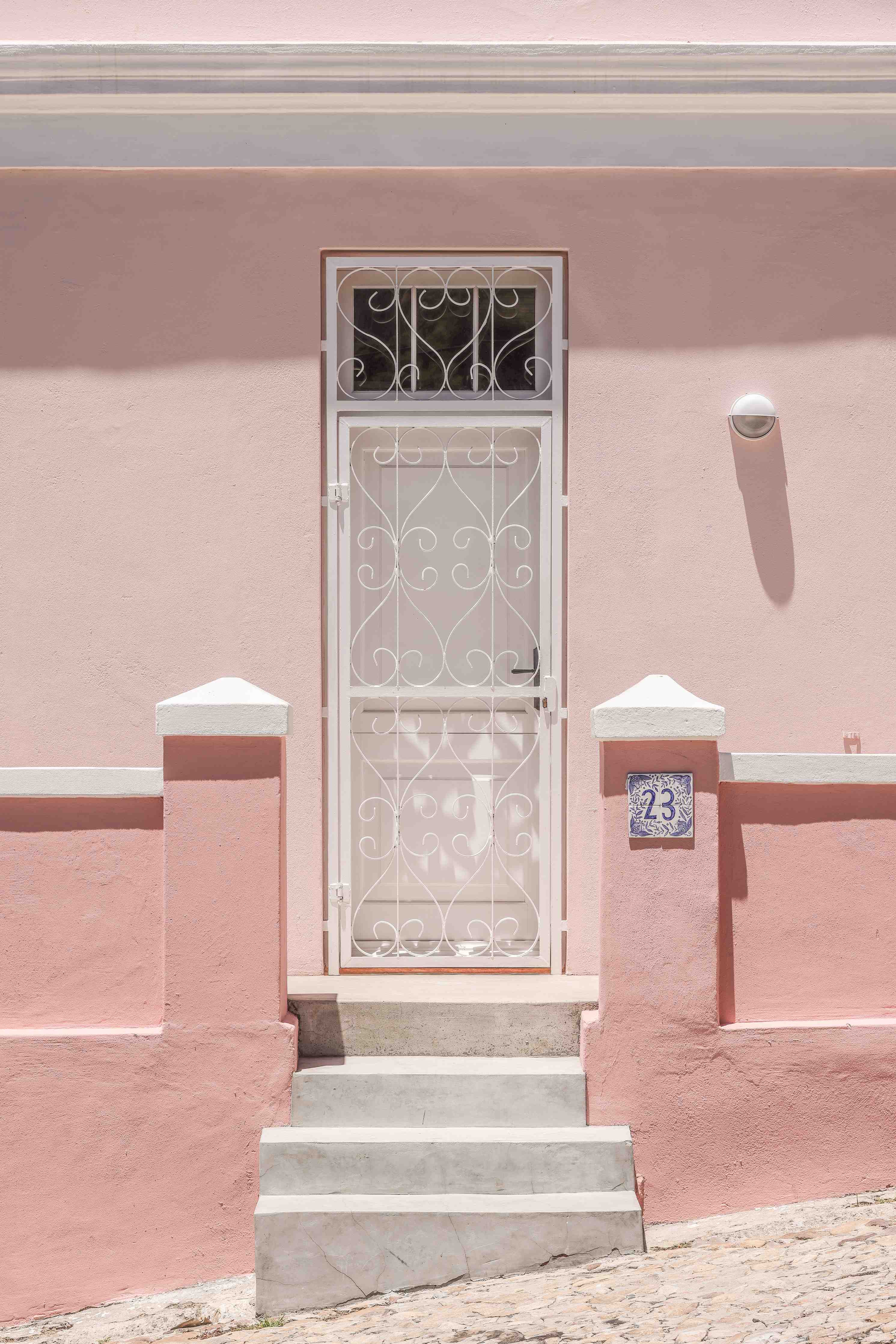 Wandverkleidung Bad-Pastellrosa Eingangstür