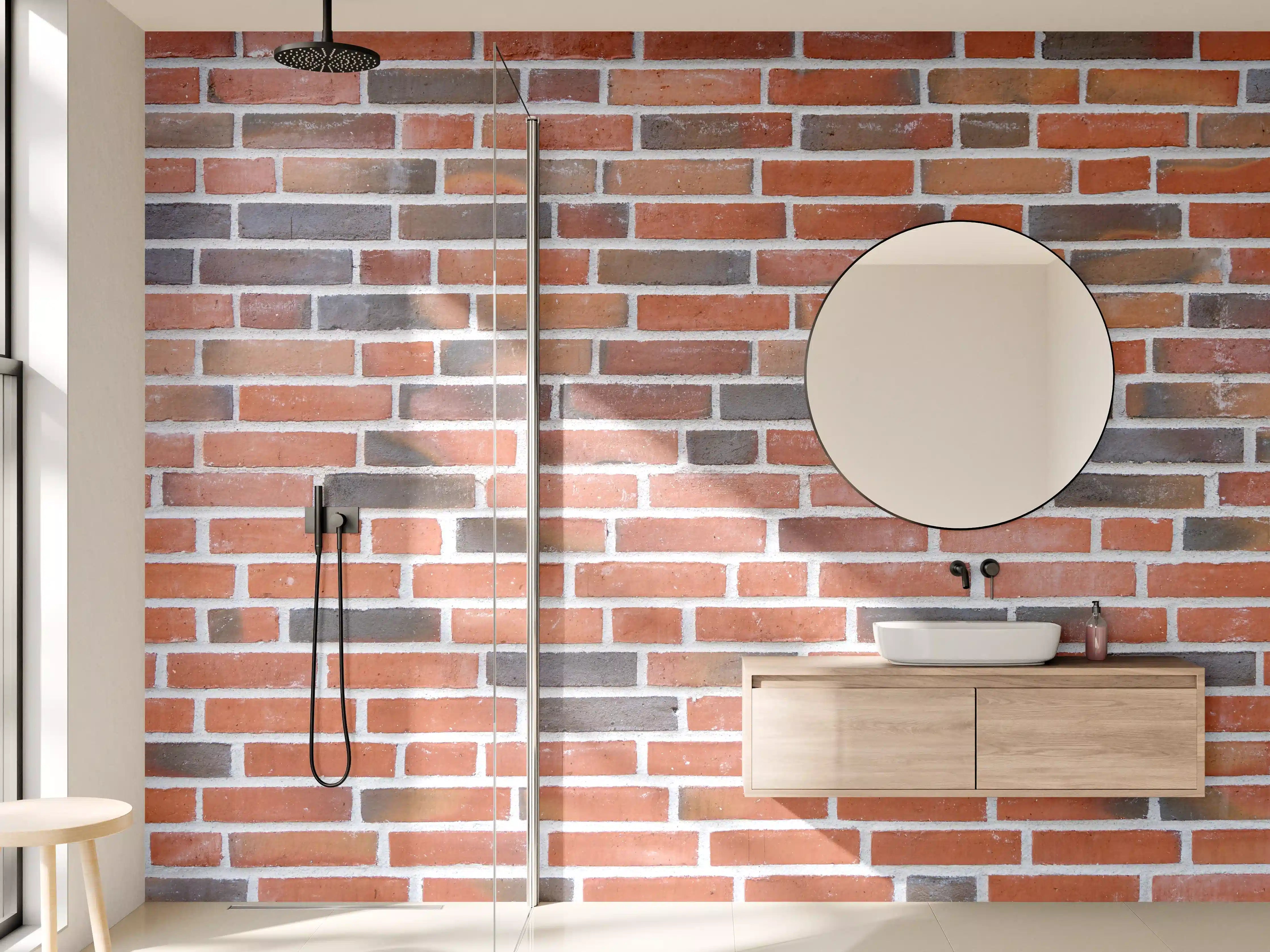 Wandverkleidung Bad - Rustikale Backsteinwand mit warmen Farbtönen