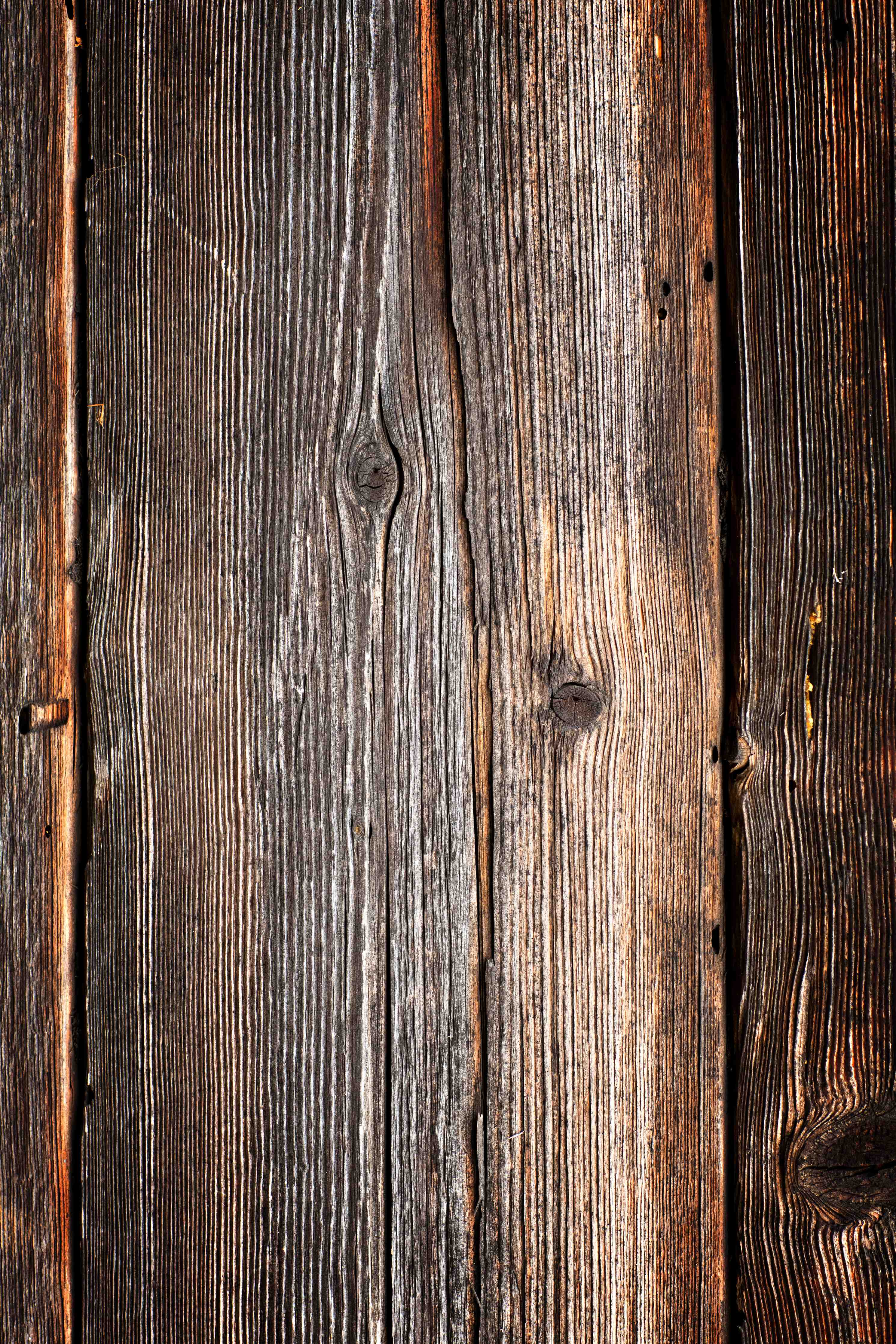 Wandverkleidung Bad-Rustikale Holzpaneele mit dunkler Patina