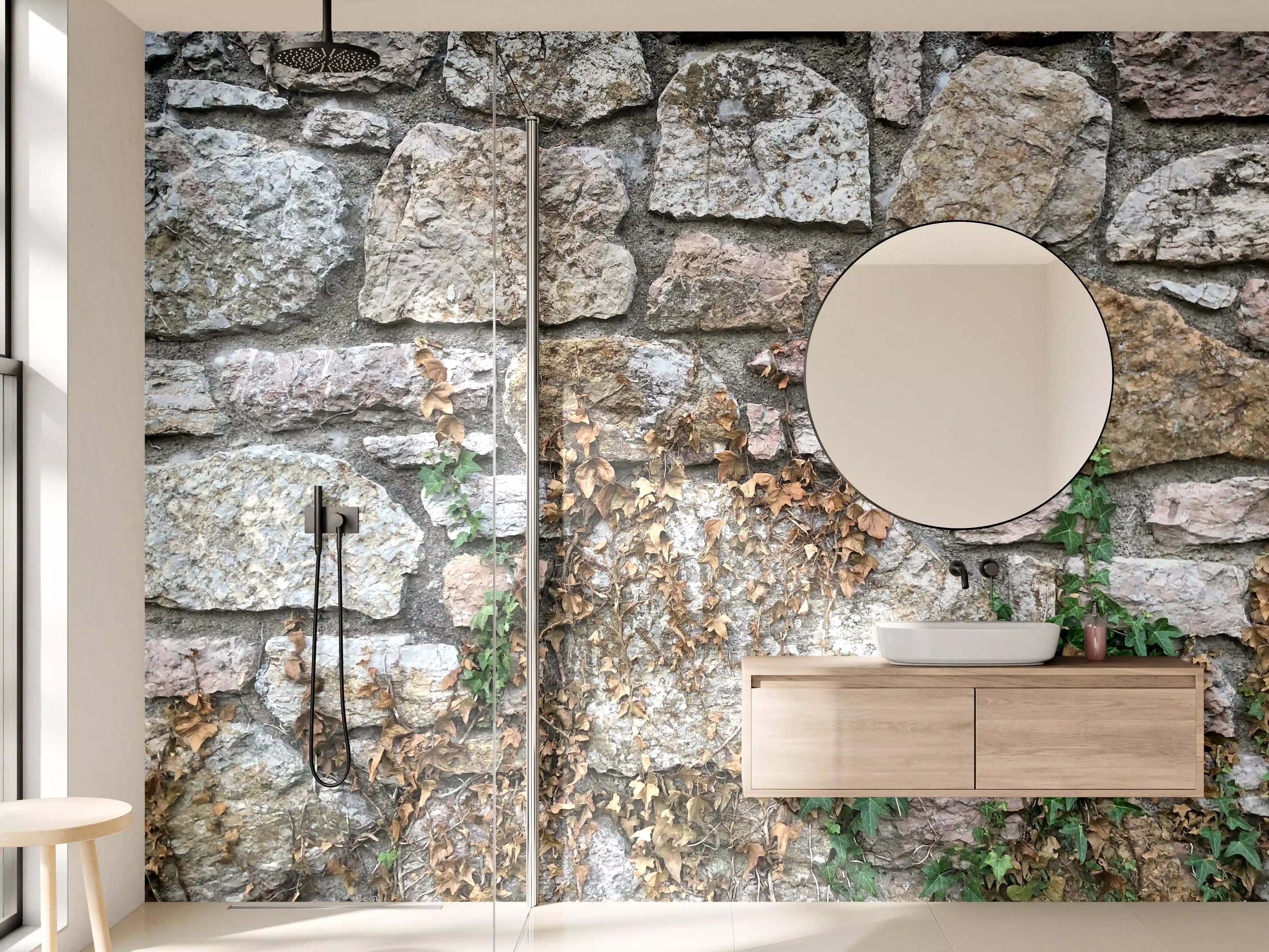 Wandverkleidung Bad - Rustikale Steinwand mit grünen Pflanzenakzenten