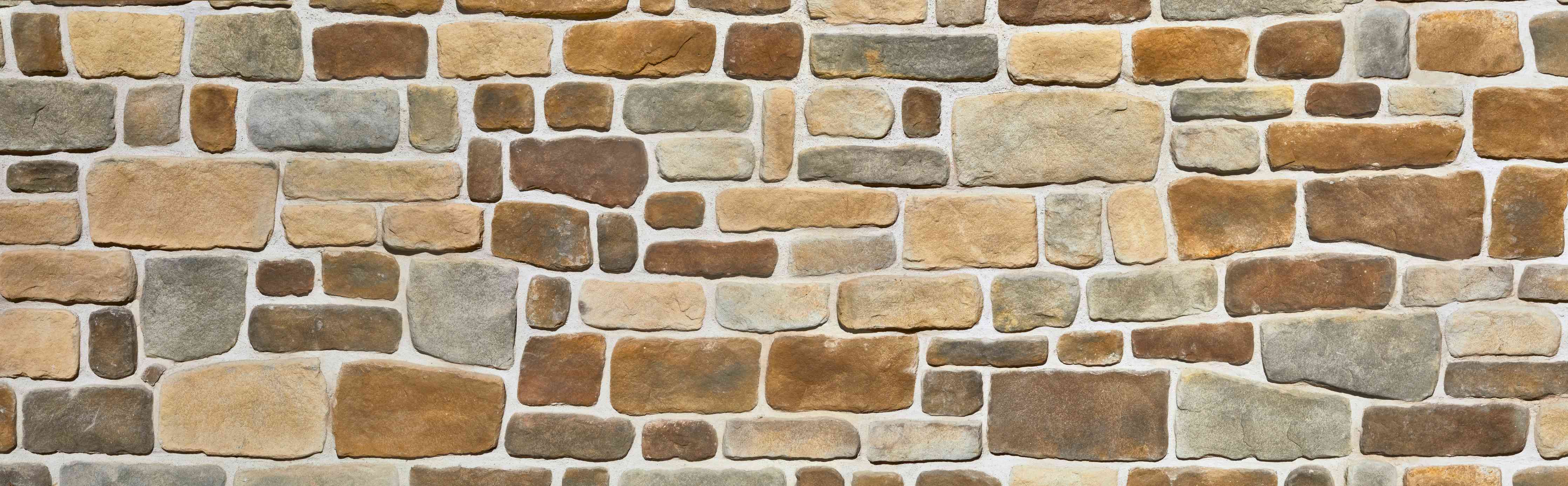 Wandverkleidung Bad-Rustikale Steinwand mit warmen Tönen