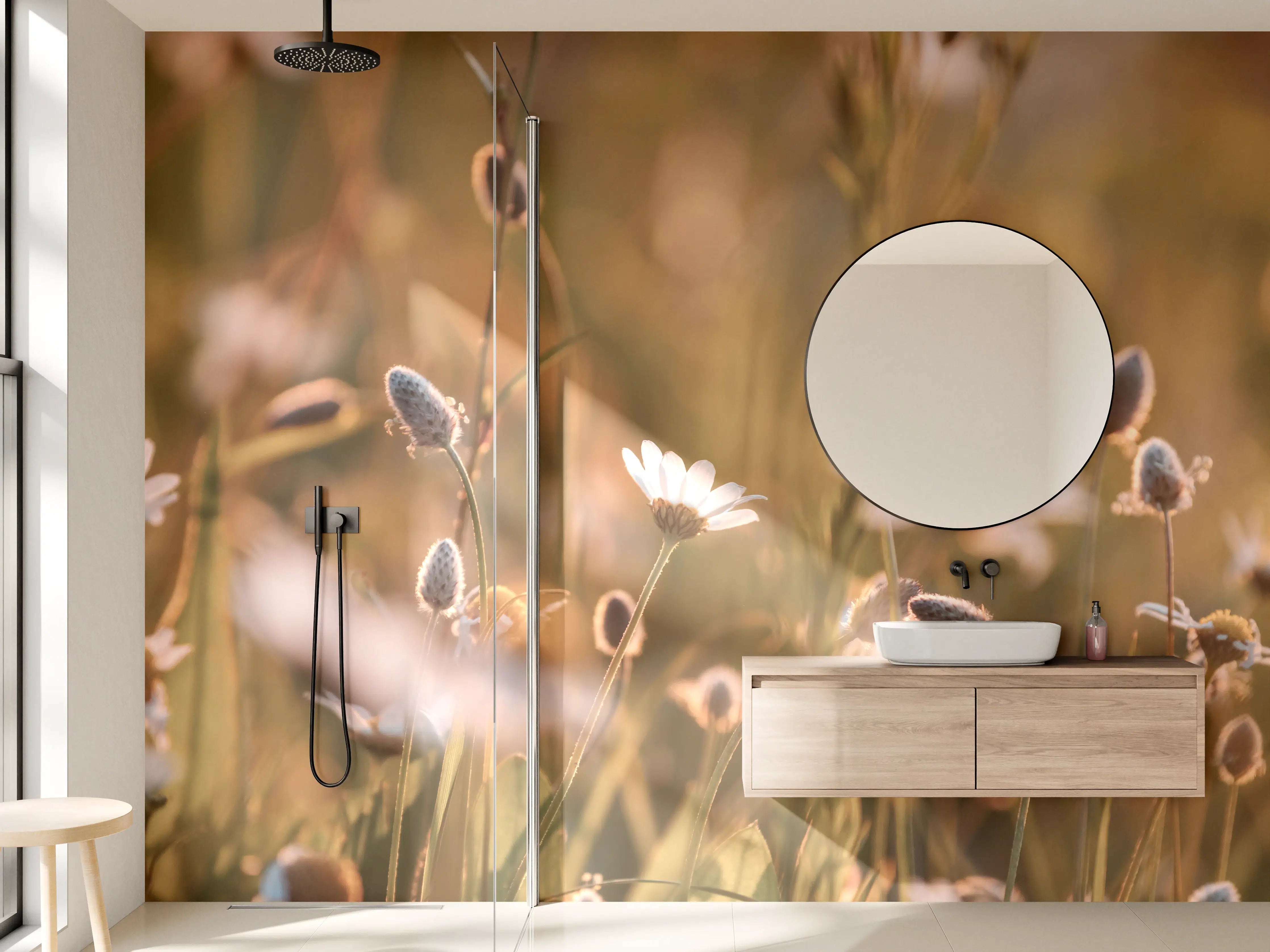 Wandverkleidung Bad - Sanfte Wildblumen im Sonnenlicht