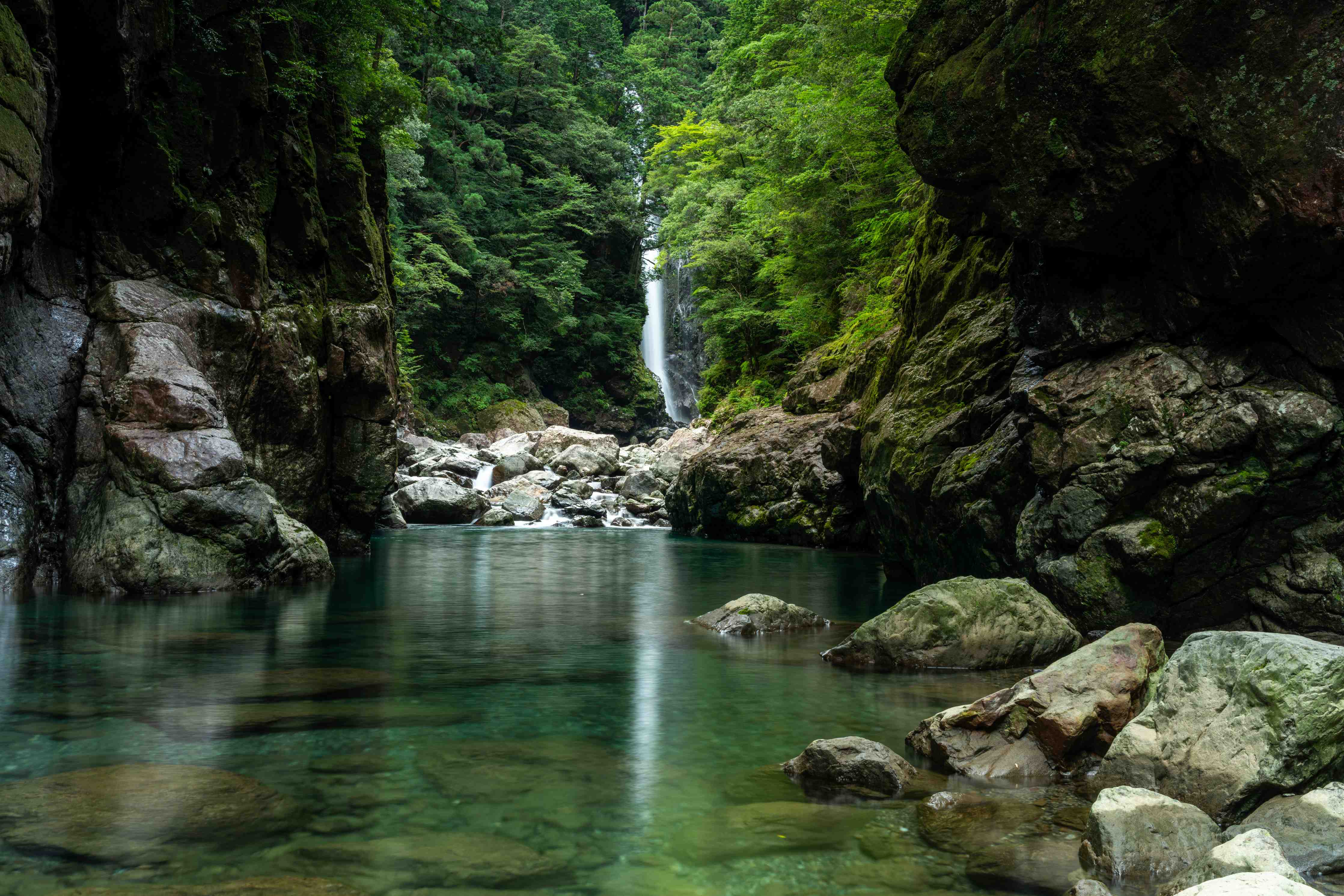 Wandverkleidung Bad-Sanfter Wasserfall im Grauschimmer